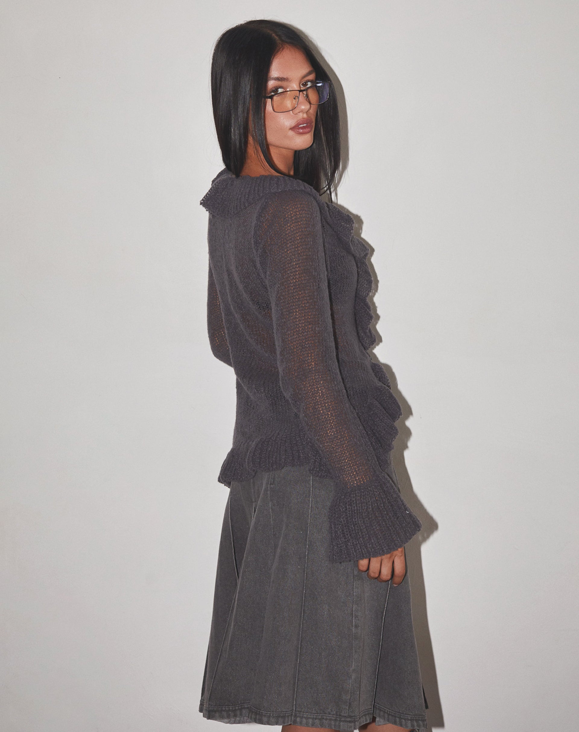 Bild von Kendra Ruffle Cardigan in Dark Charcoal Knit