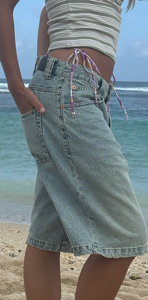 Bild von Low Rise Skater Shorts in Bleach Denim