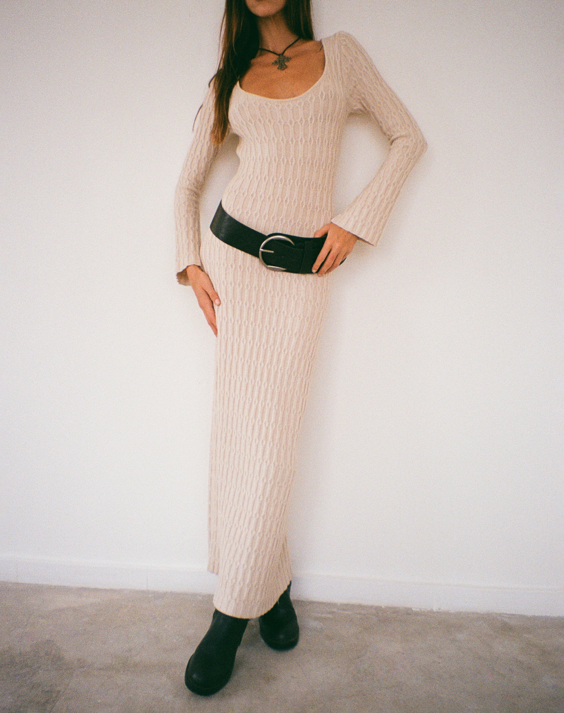 Image of Kiasta Langärmeliges Maxikleid aus neutralem Strick