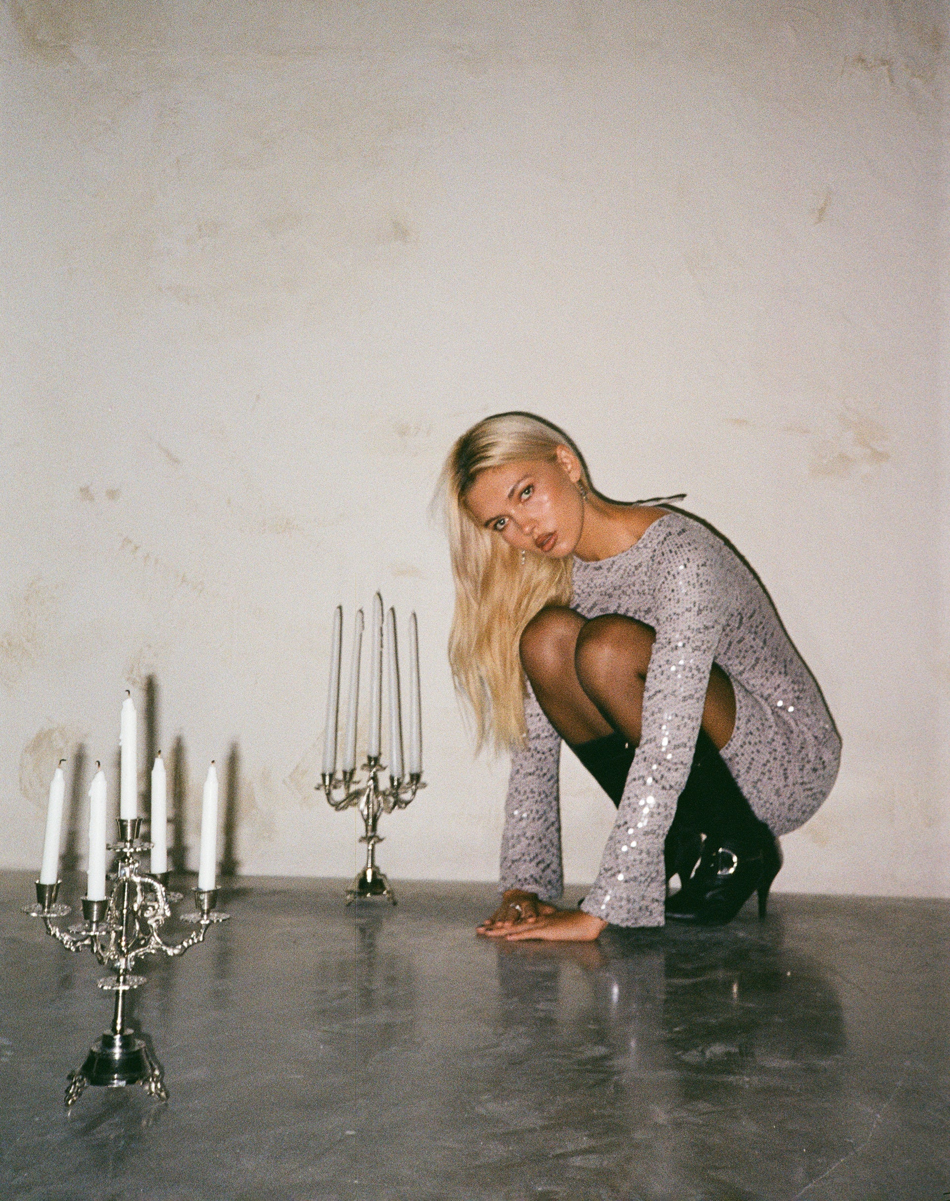 Image of Kimberly Minikleid mit offenem Rücken aus silbernem Paillettenstoff