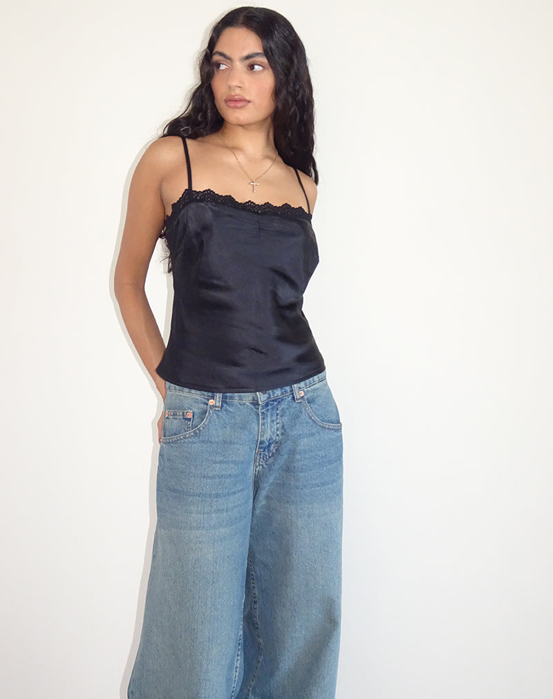 Abbildung von Kira Top in Satin Schwarz mit schwarzer Spitze