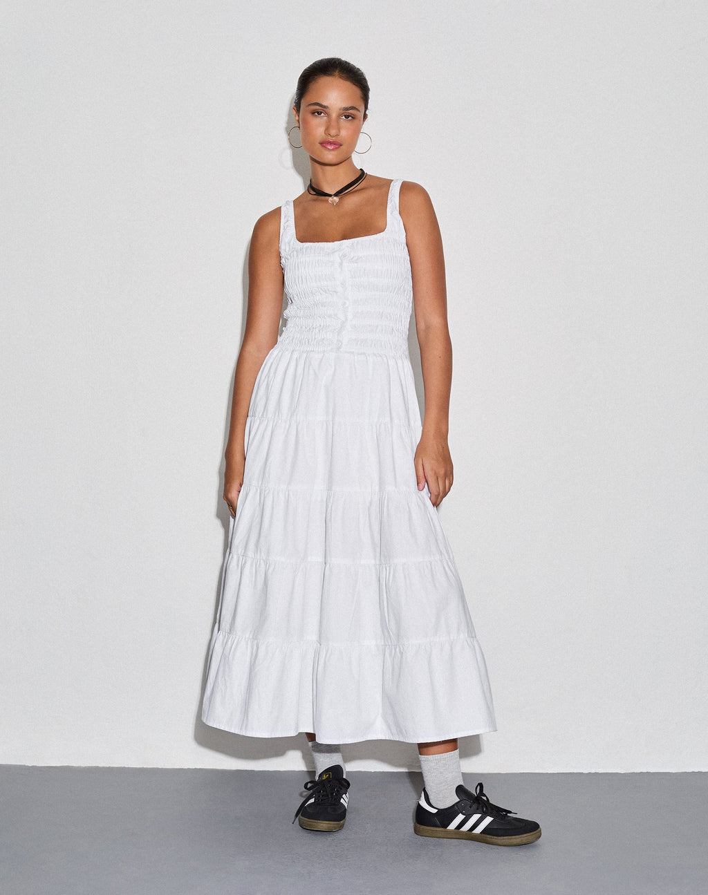 Koizumi Gestuftes Maxikleid aus Popeline Weiß