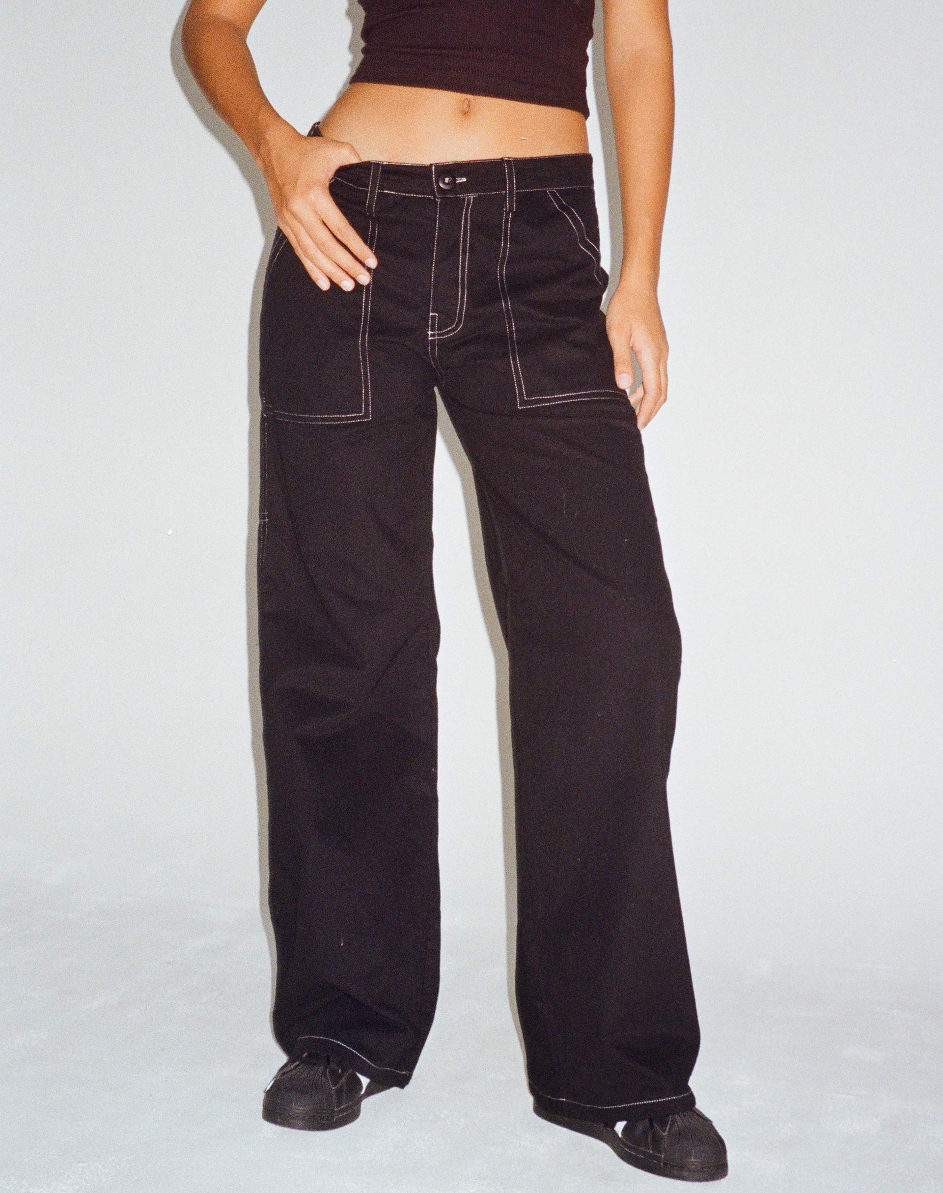 Abbildung der Kusnaedi Wide Leg Trouser in Schwarz und Weiß Top Stitch