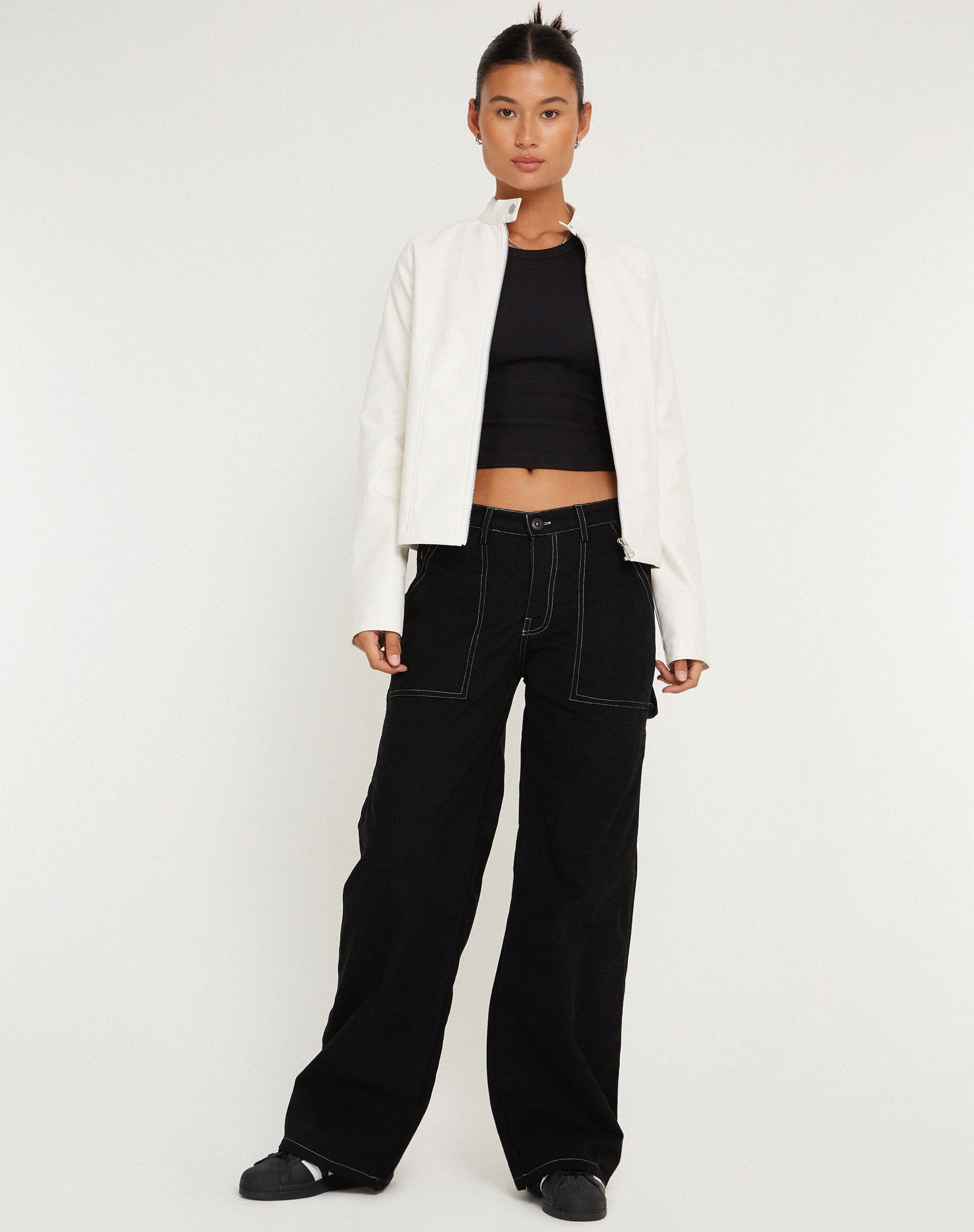 Abbildung der Kusnaedi Wide Leg Trouser in Schwarz und Weiß Top Stitch