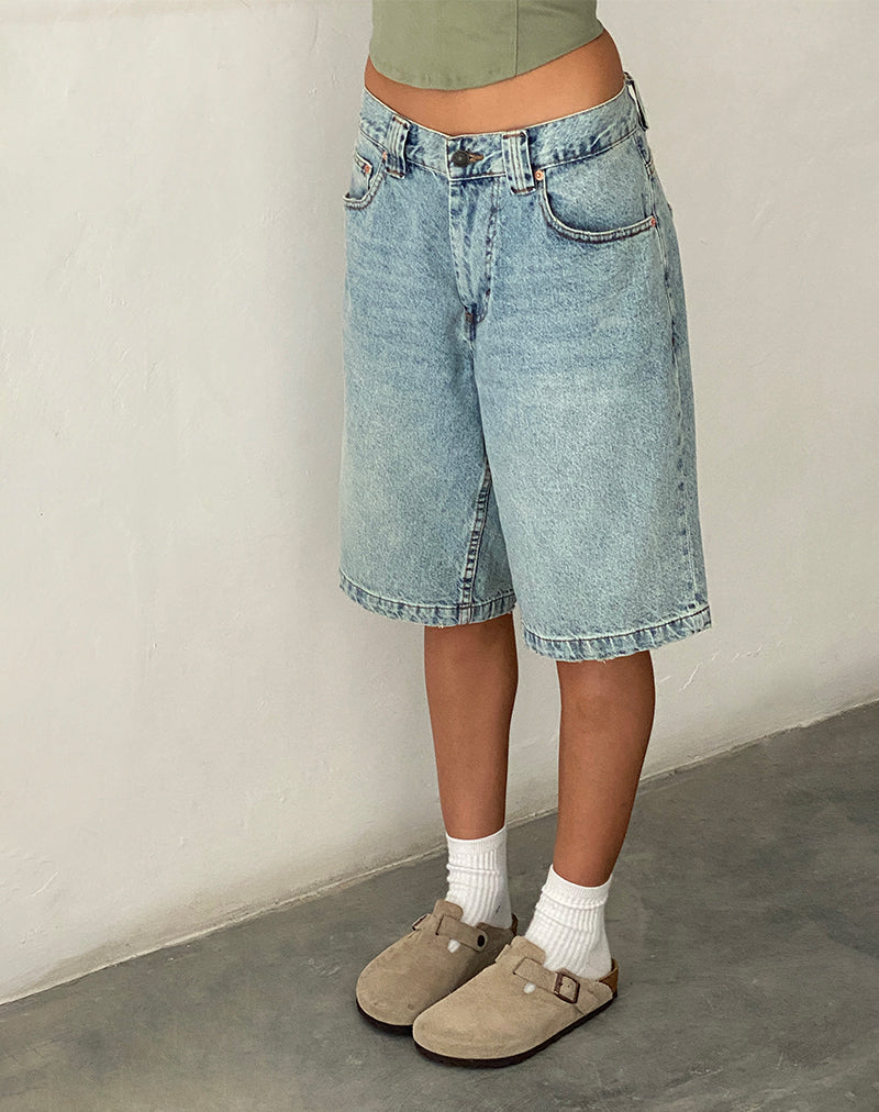 Niedrig geschnittene Skater-Shorts aus Denim in Bleiche