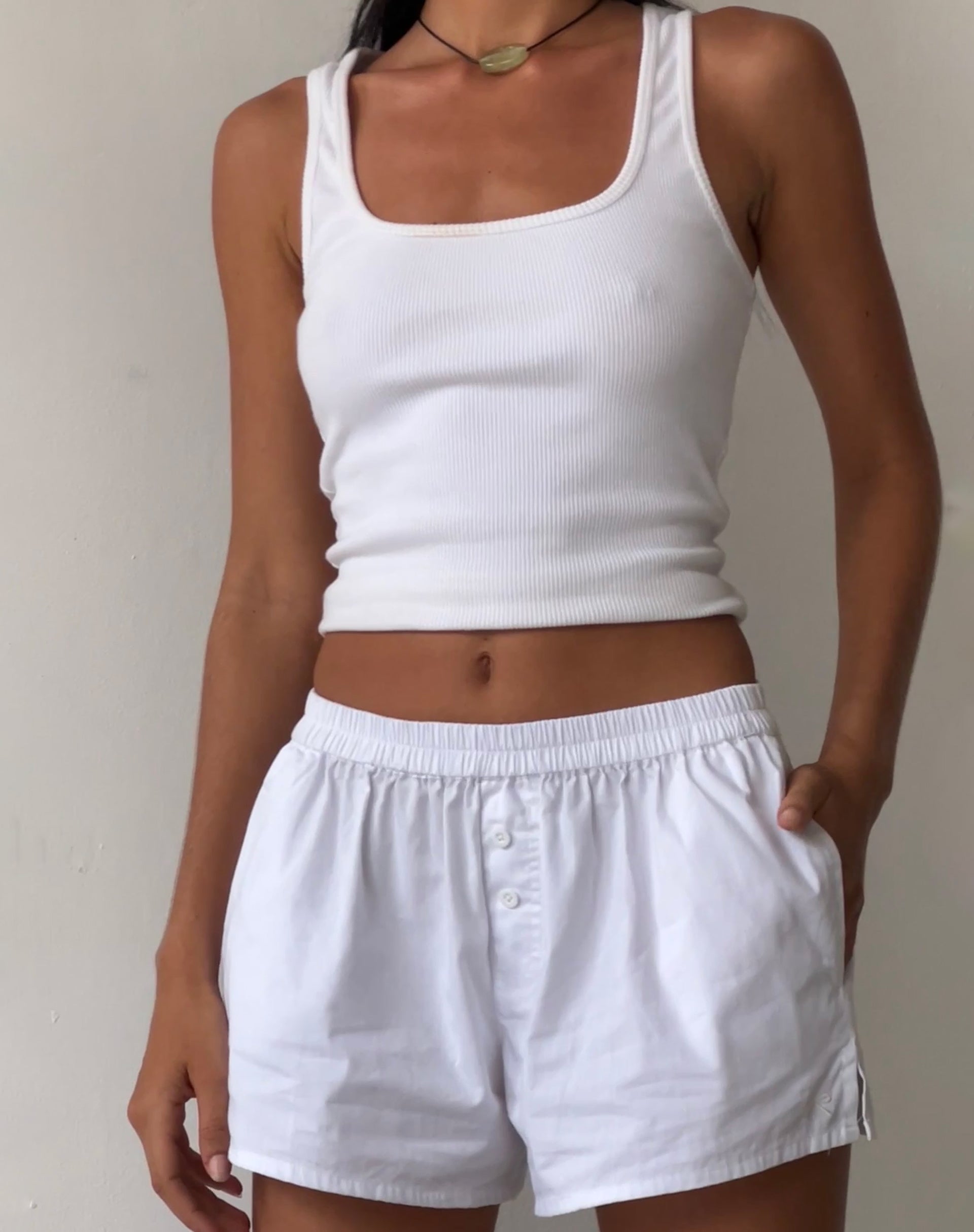 Bild von MOTEL X JACQUIE Laboxe Brief Shorts in Weiß mit Schleifen-Embro