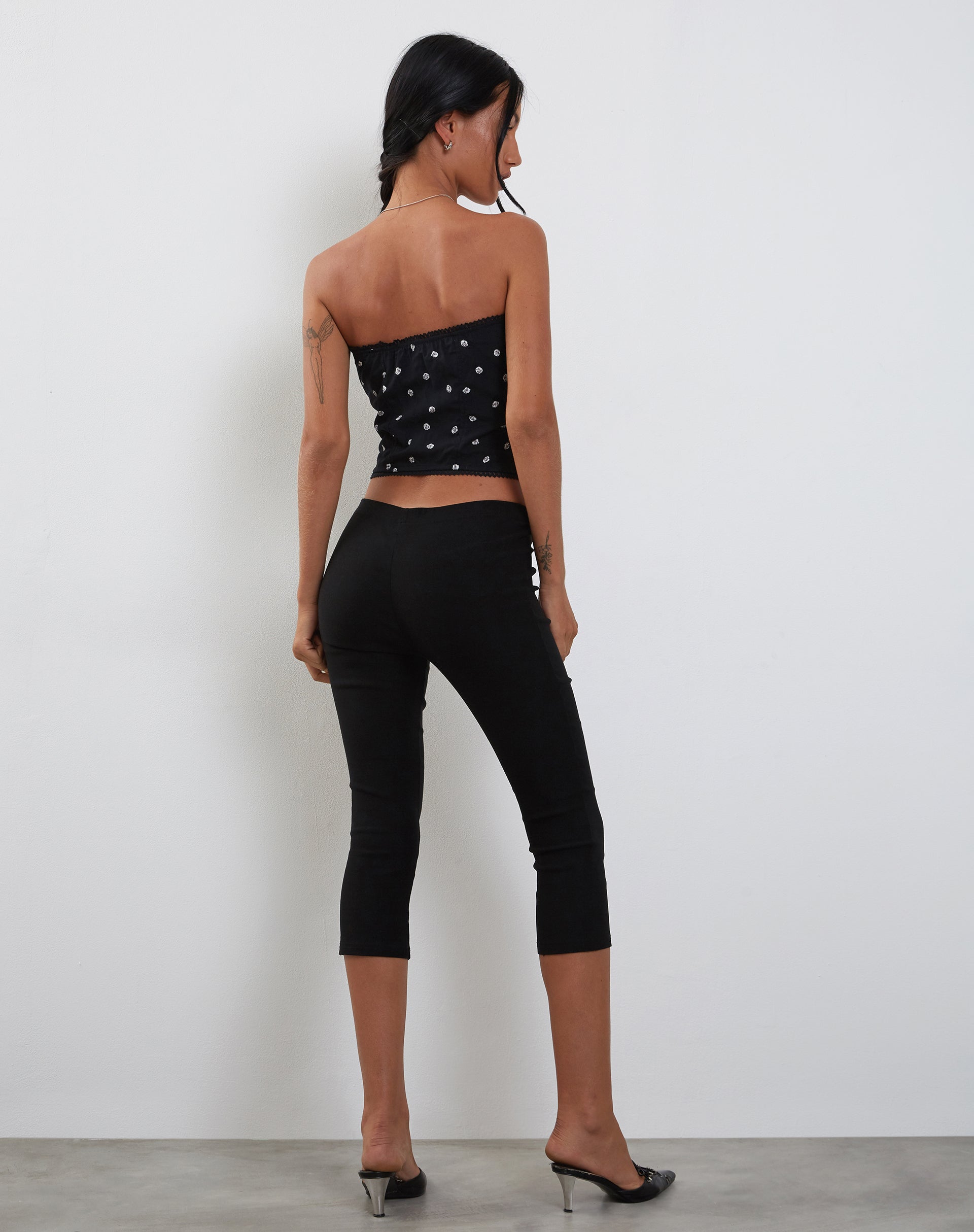 Bild von Lacey Knopfleiste Korsett Top in Ditsy Rose Schwarz