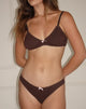 Bild von Adrienne Tanga in Jersey Schokolade mit rosa Schleife