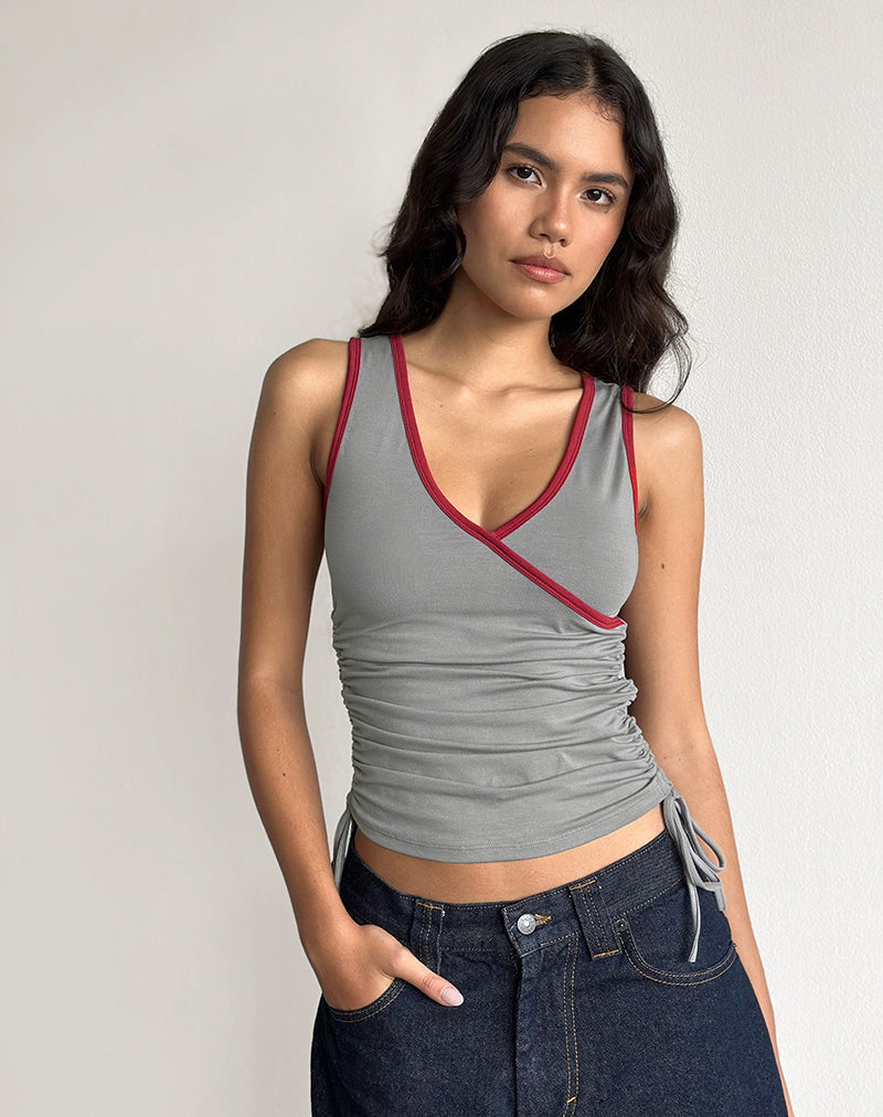 Laird Wrap Top in Grau mit roter Adrenalin-Bindung
