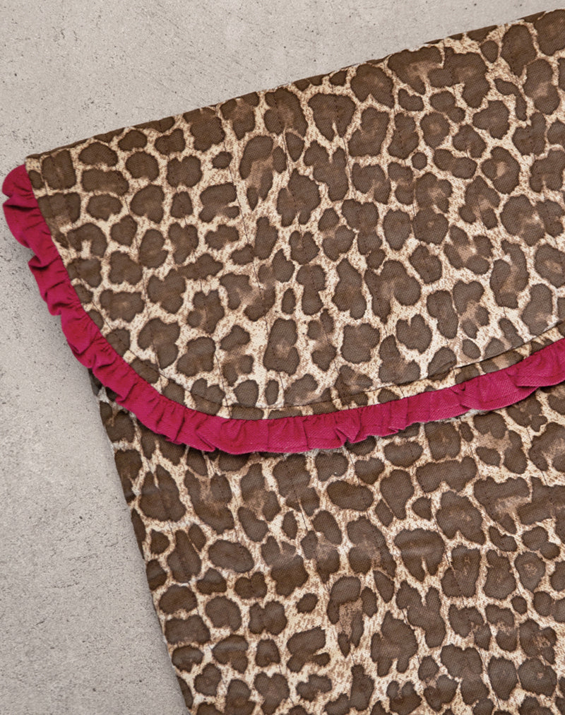 Laptoptasche mit Leopardenmuster und roter Rüsche