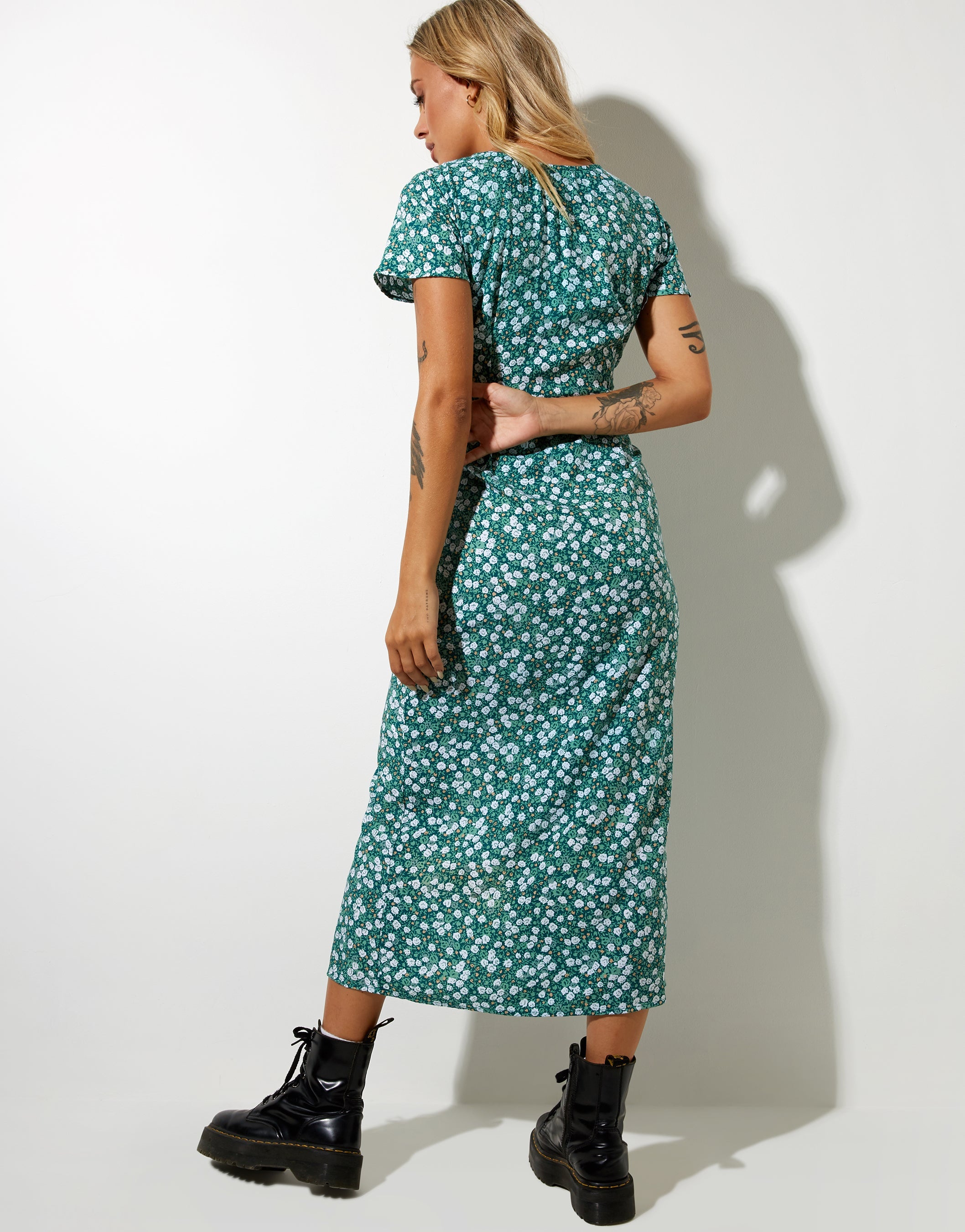 Image of Larin Midikleid aus geblümtem Feld Grün