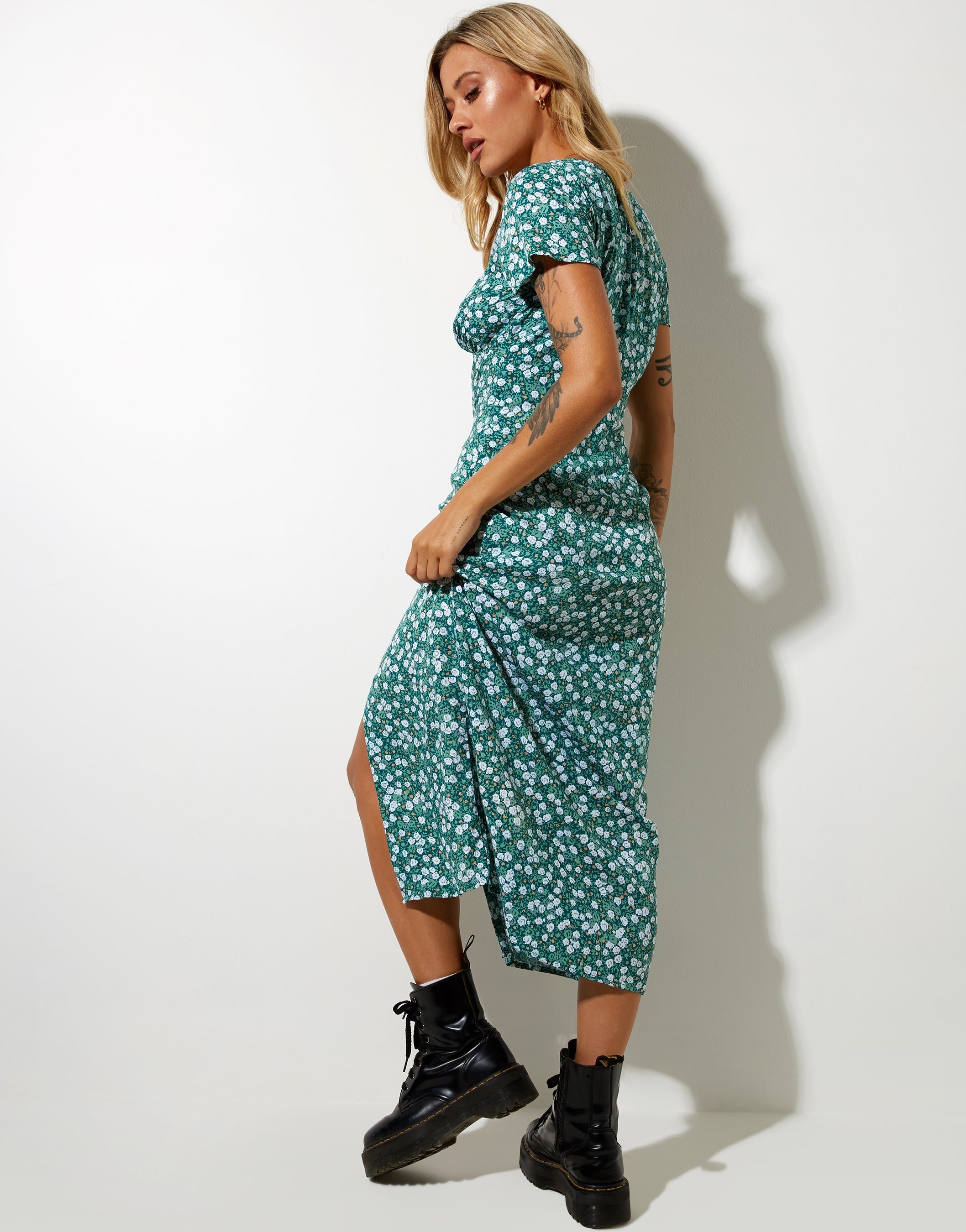 Image of Larin Midikleid aus geblümtem Feld Grün