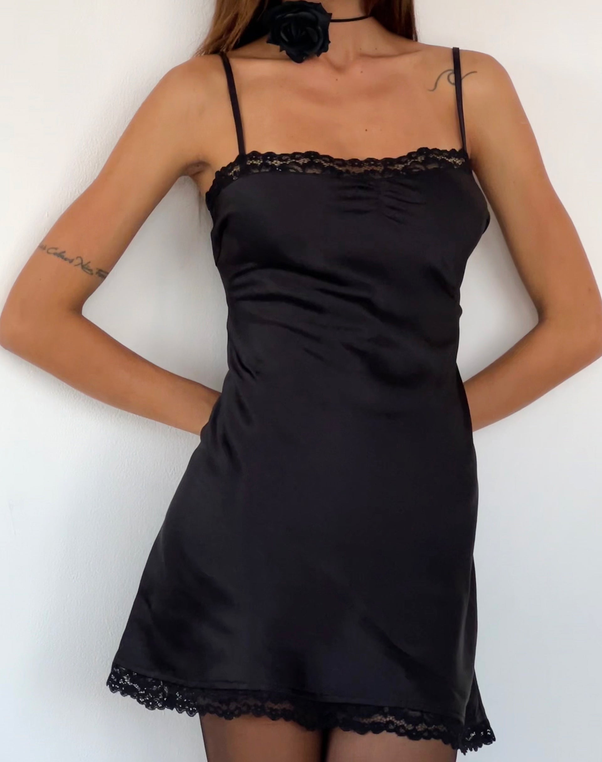 Image of Larna Spitzenbesetztes Satin-Minikleid in Schwarz