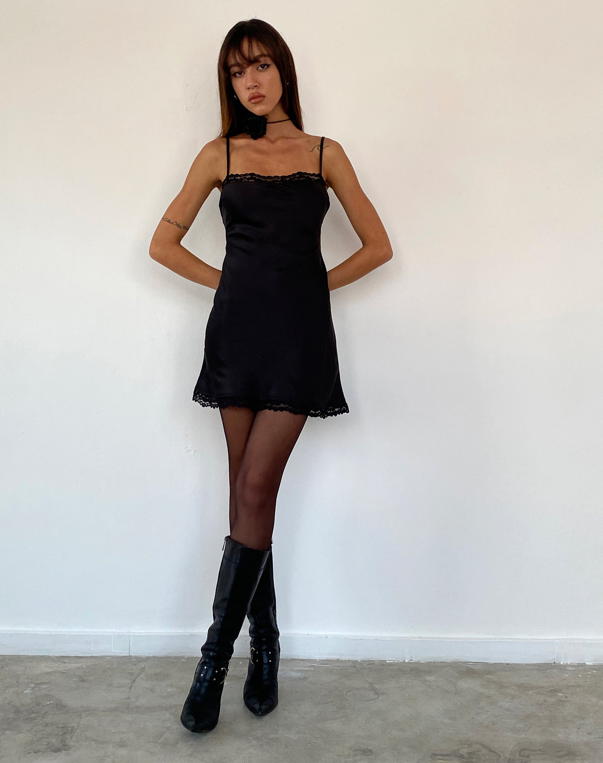 Image of Larna Spitzenbesetztes Satin-Minikleid in Schwarz