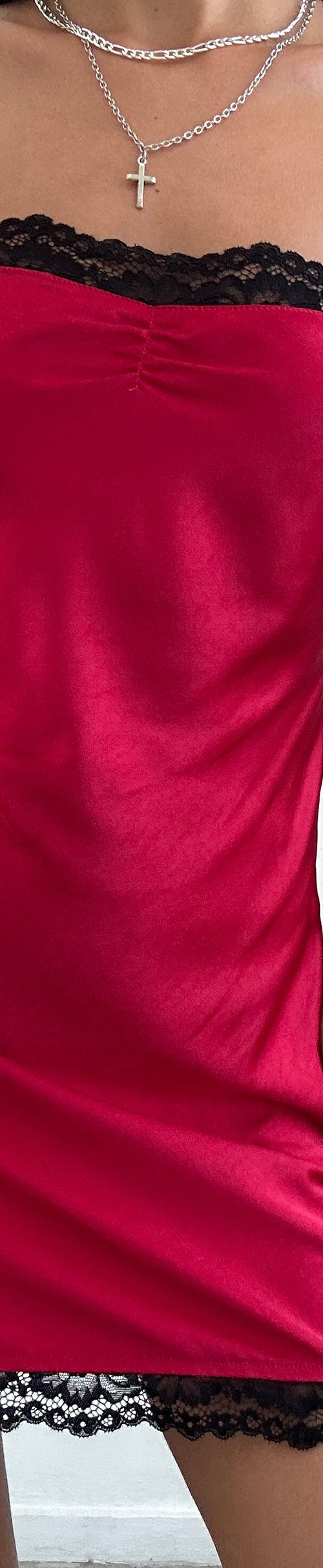 Image of Larna Satin-Minikleid in Rot mit schwarzem Spitzenbesatz