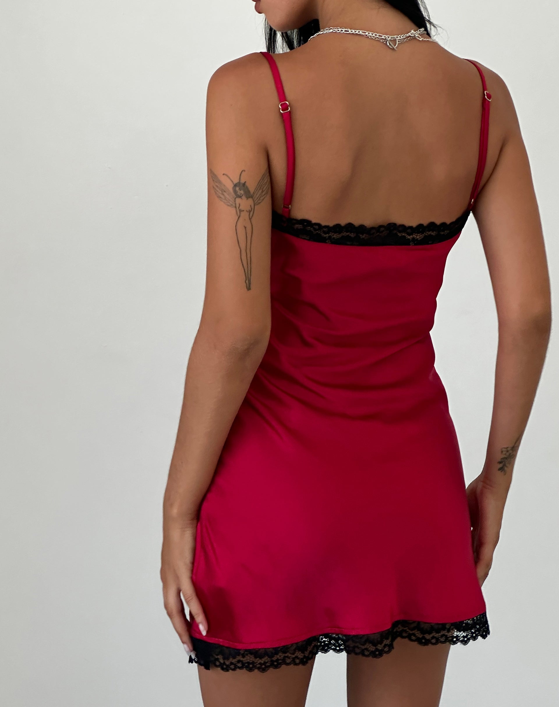 Image of Larna Satin-Minikleid in Rot mit schwarzem Spitzenbesatz