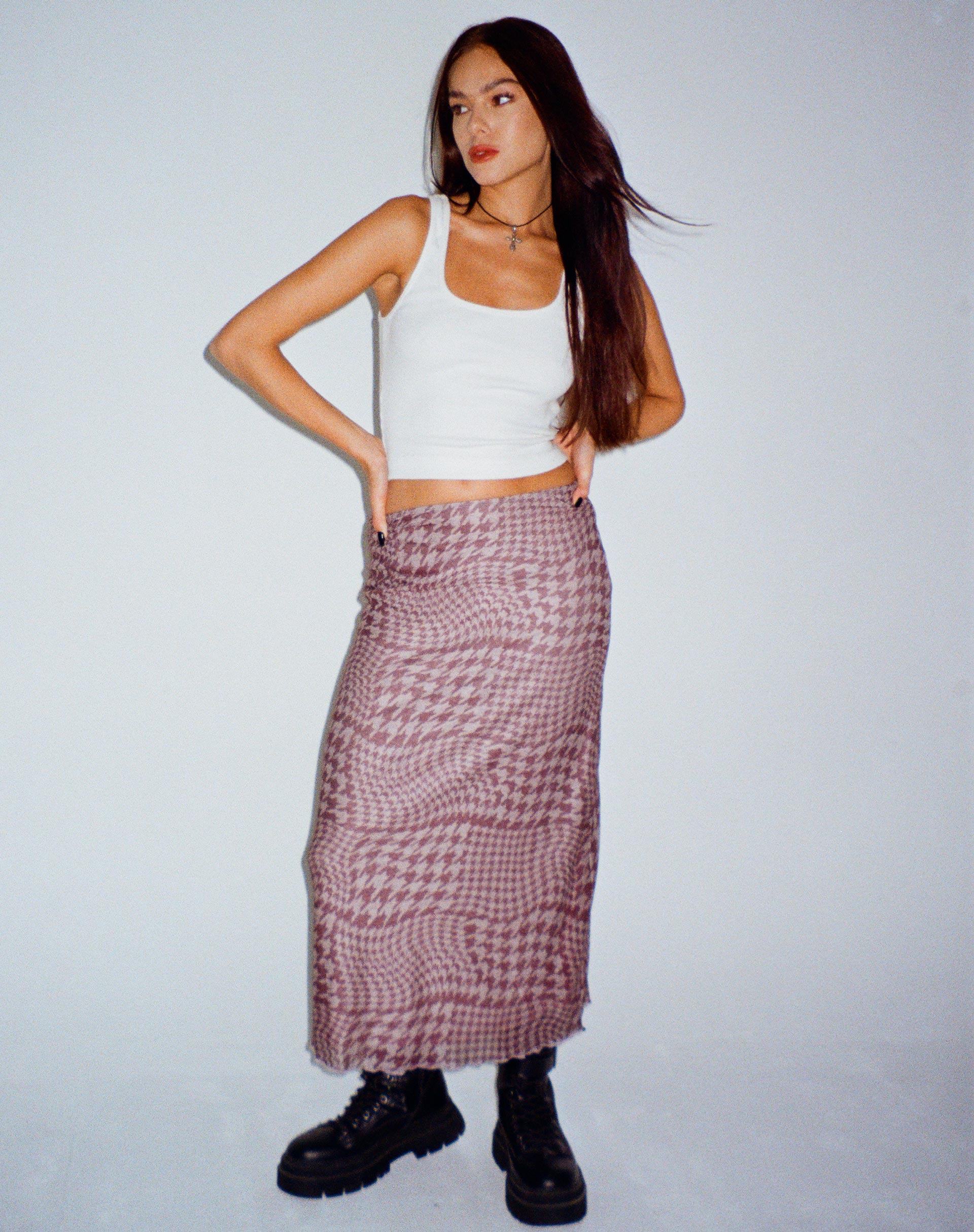 Bild von Lassie Maxirock aus bedrucktem Mesh in Warped Houndstooth Brown