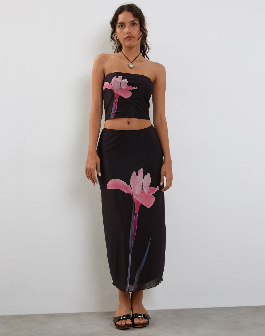 Shae Bandeau-Top in Schwarz mit rosa Blumenapplikation