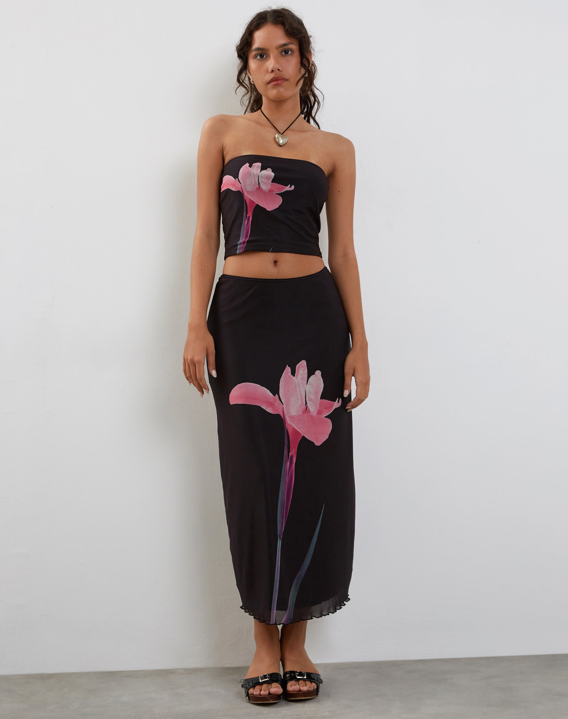 Image of Shae Bandeau Top in Schwarz mit pinker Blumenapplikation