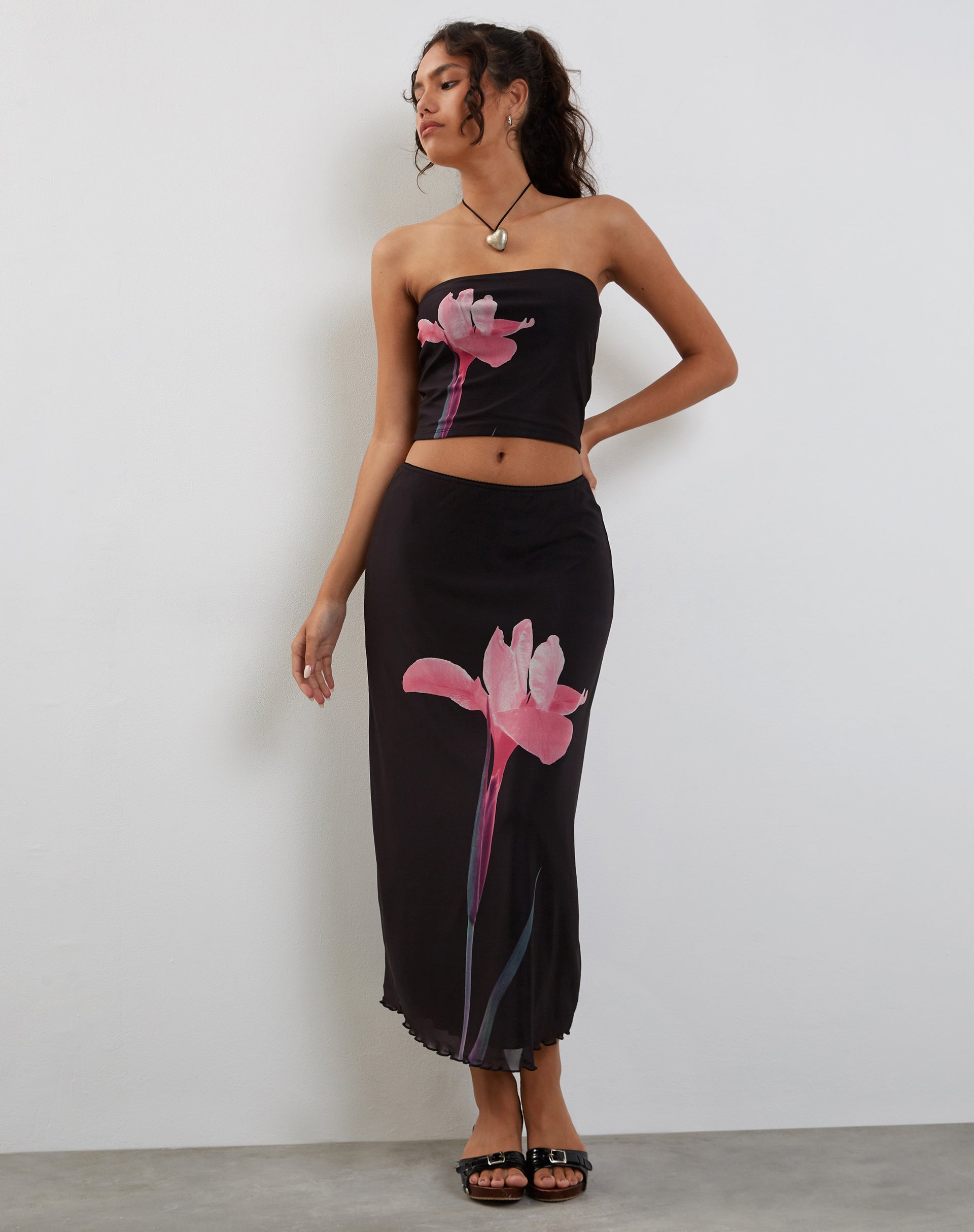 Image of Lassie Midirock in Schwarz mit rosafarbener Blumenapplikation