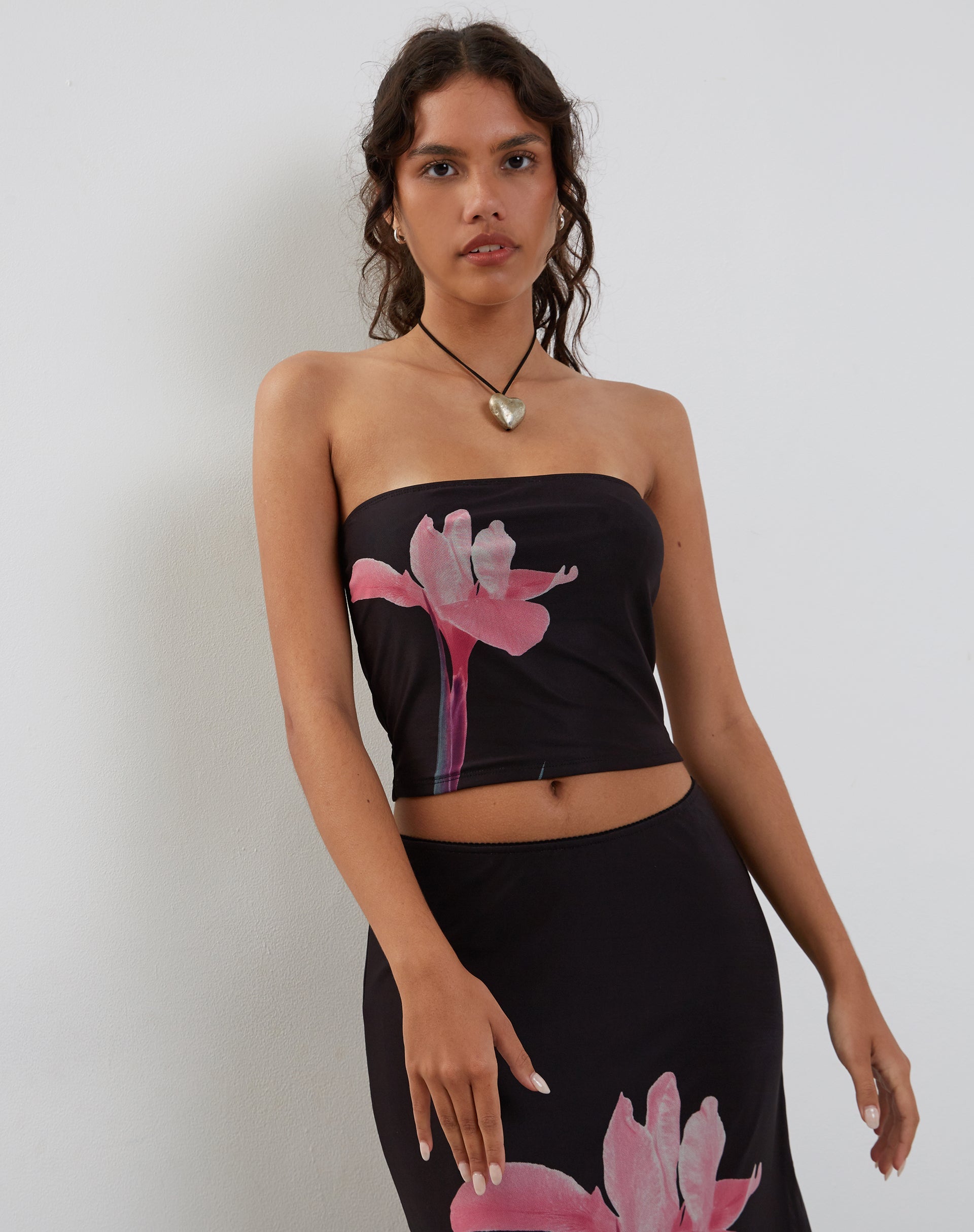 Image of Shae Bandeau Top in Schwarz mit pinker Blumenapplikation