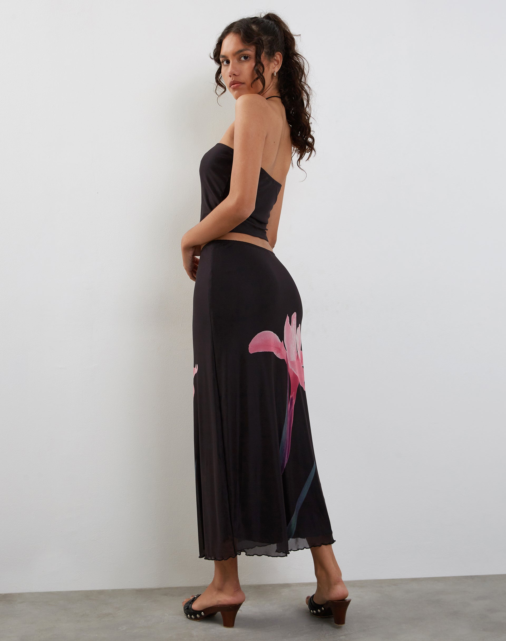 Image of Lassie Midirock in Schwarz mit rosafarbener Blumenapplikation