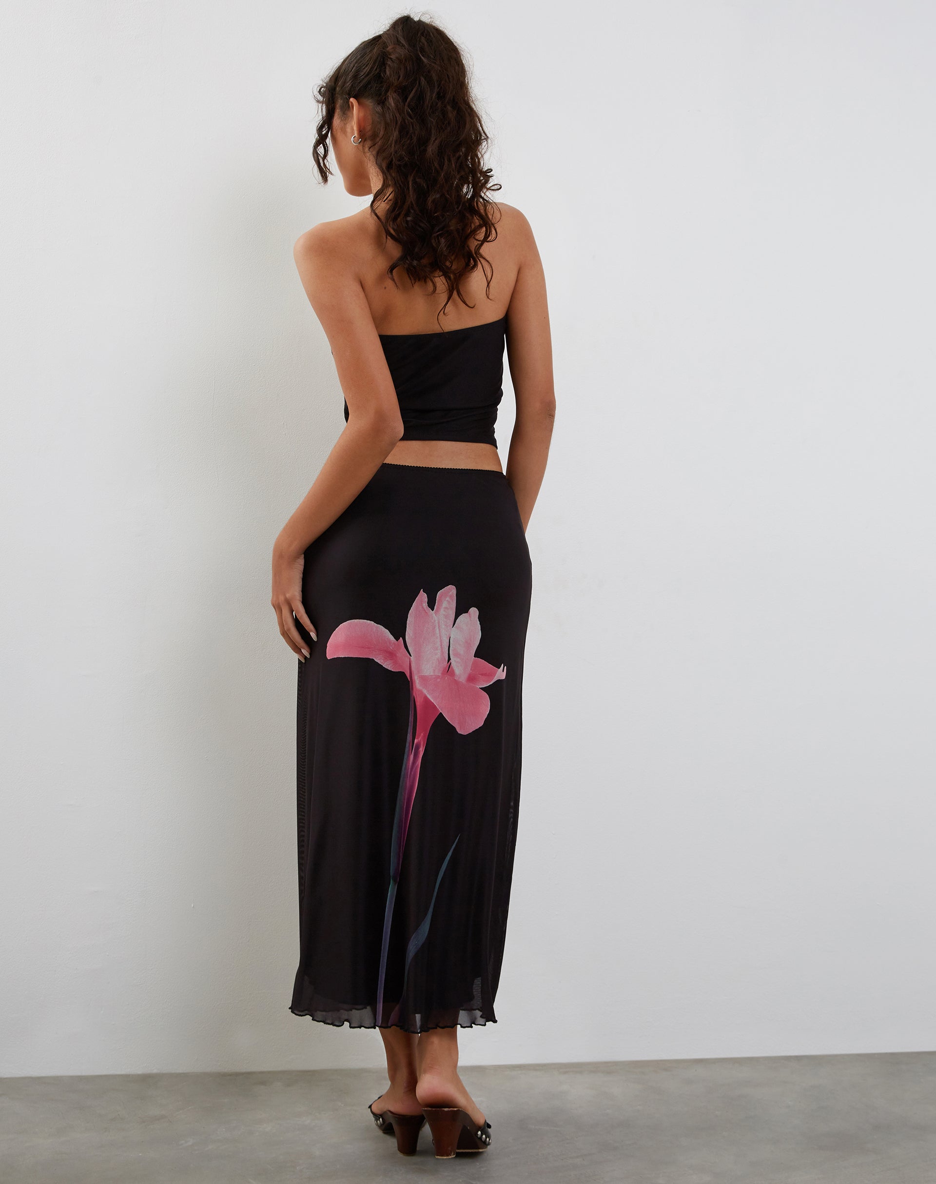 Image of Lassie Midirock in Schwarz mit rosafarbener Blumenapplikation