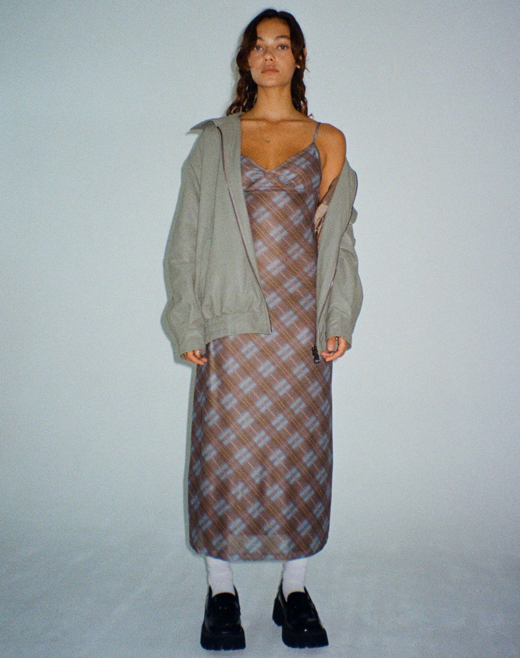 Kalana Midikleid in Grün Unscharfes Karo Dunkeloliv