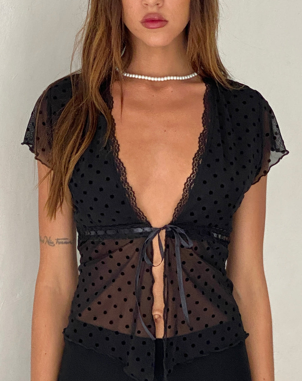 Lavanya Schmetterling Top in Polka Schwarz Flock