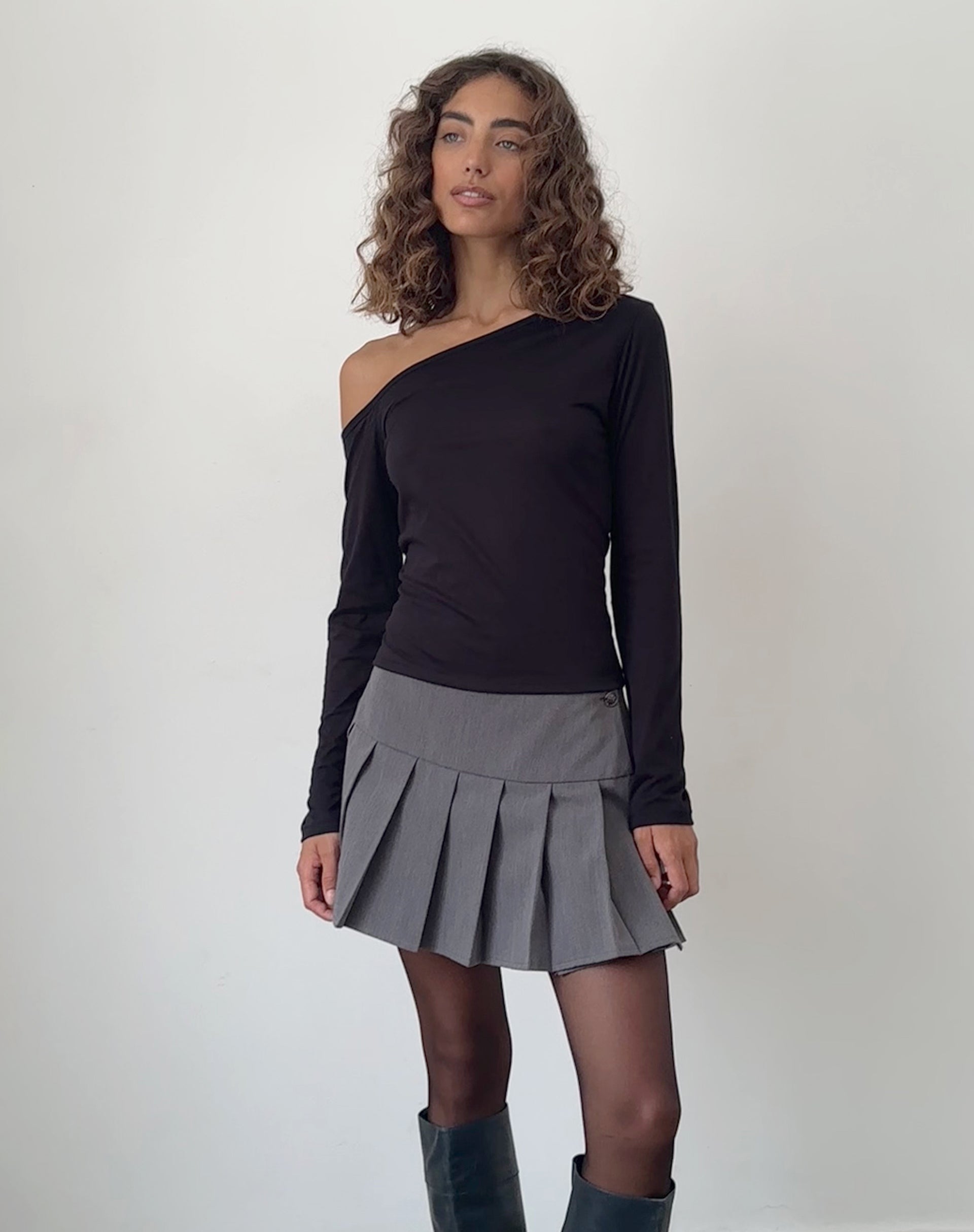 Image of Ledez Asymmetrisches Schlabber-Top aus schwarzem Tissue-Jersey