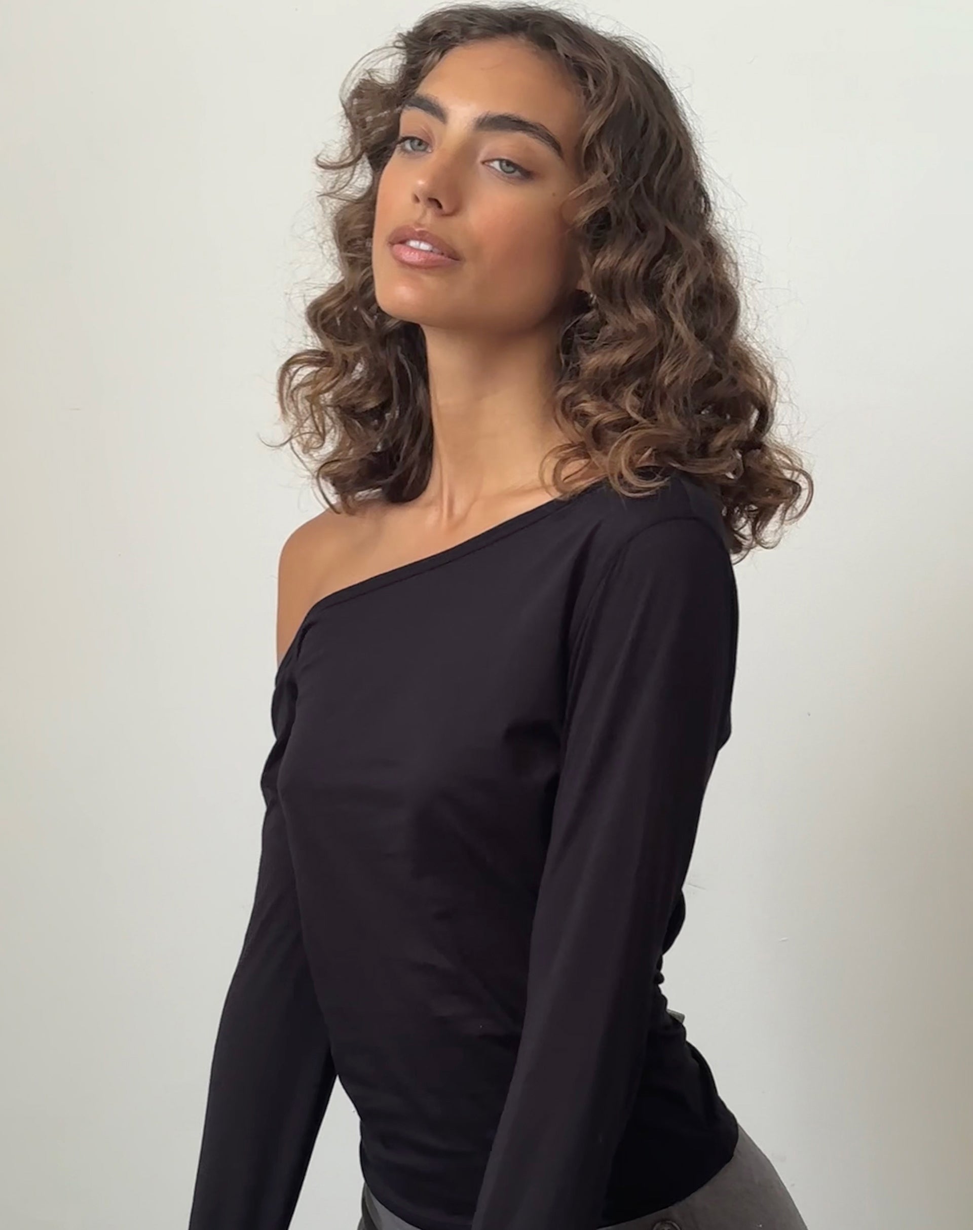 Image of Ledez Asymmetrisches Schlabber-Top aus schwarzem Tissue-Jersey
