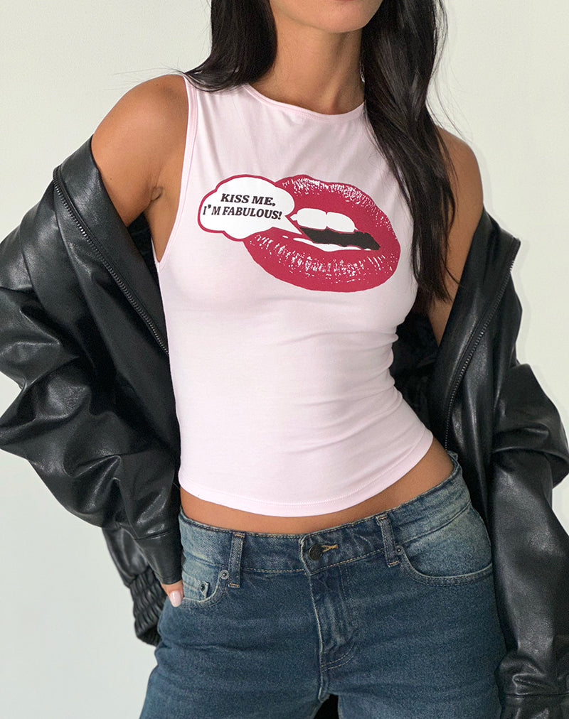 Leen Tank Top in Rosa mit Kiss Me I'm Fab Grafik