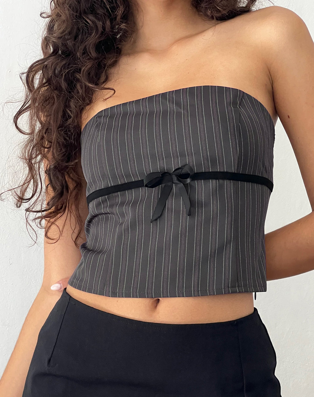 Leggy Tube Top in Grau Nadelstreifen