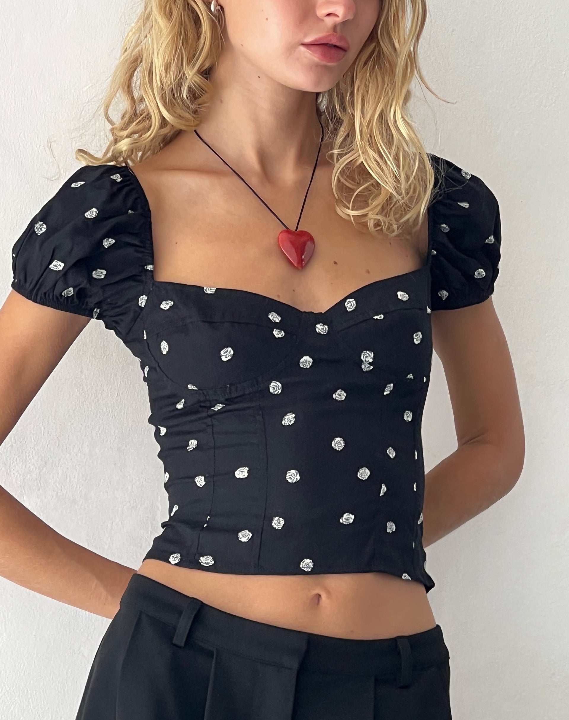 Bild von Leify Sweetheart Top in Ditsy Rose Schwarz