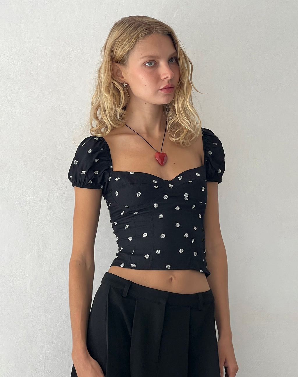 Leify Sweetheart Top in Ditsy Rose Schwarz