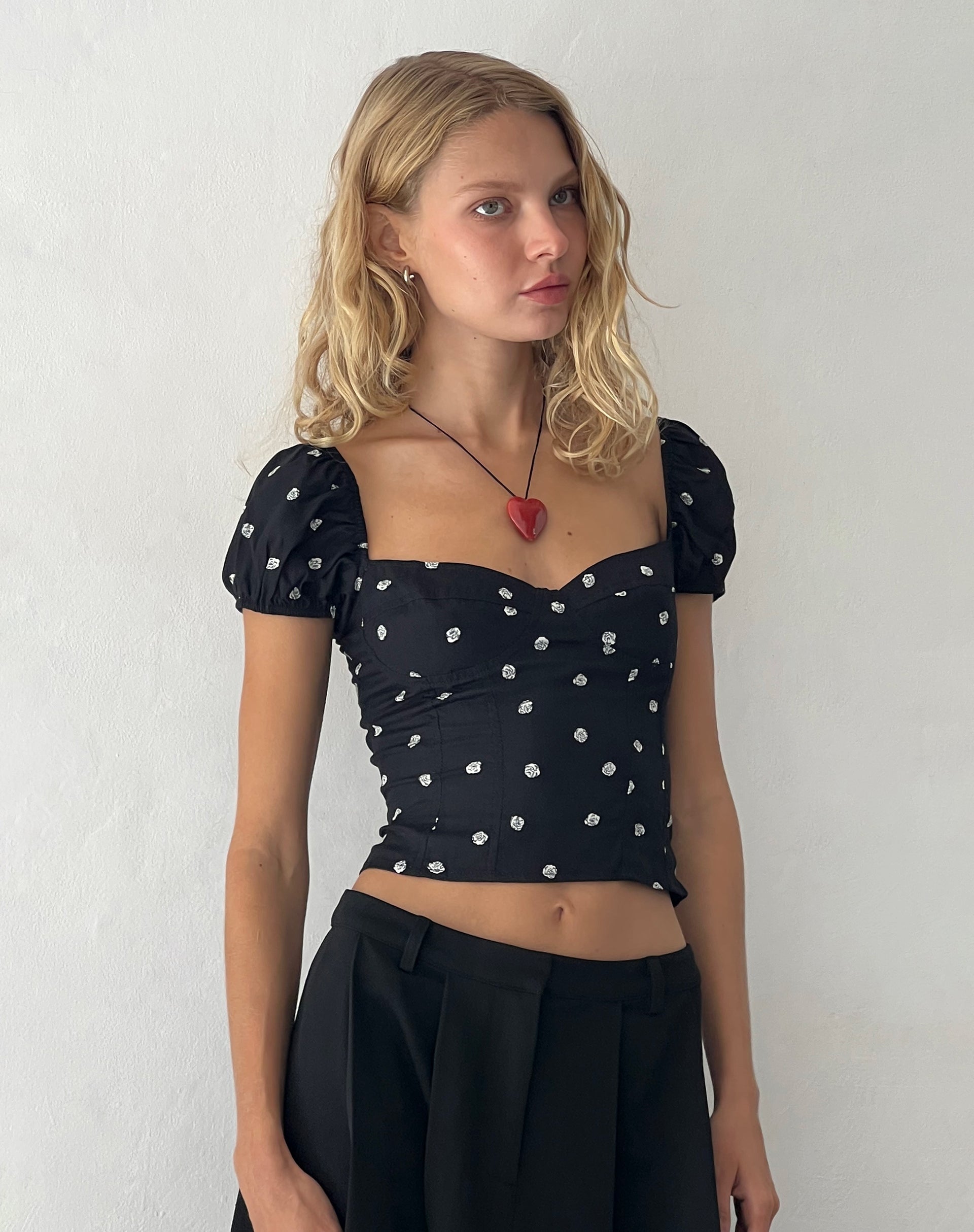 Bild von Leify Sweetheart Top in Ditsy Rose Schwarz