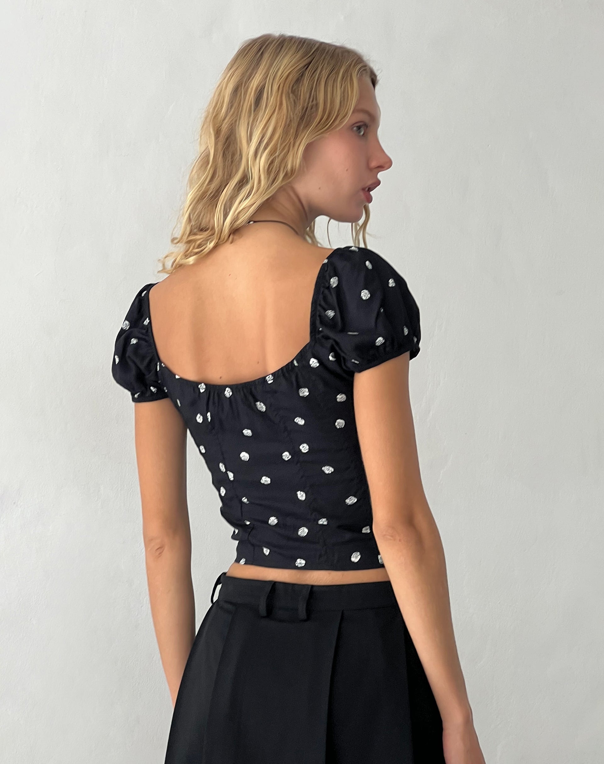 Bild von Leify Sweetheart Top in Ditsy Rose Schwarz