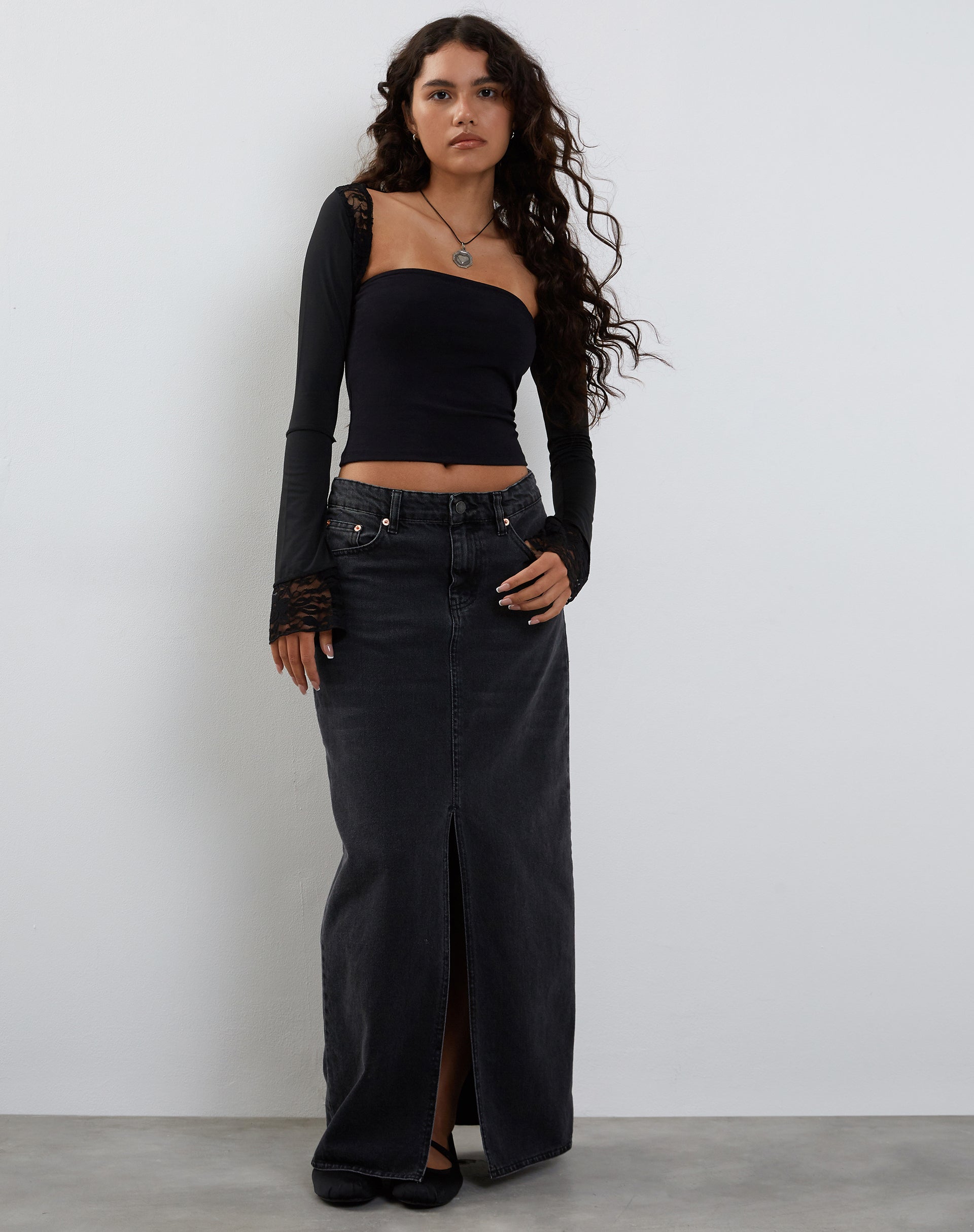 Image of Lenny Lace Shrug Top in Schwarz mit weißem Spitzenbesatz