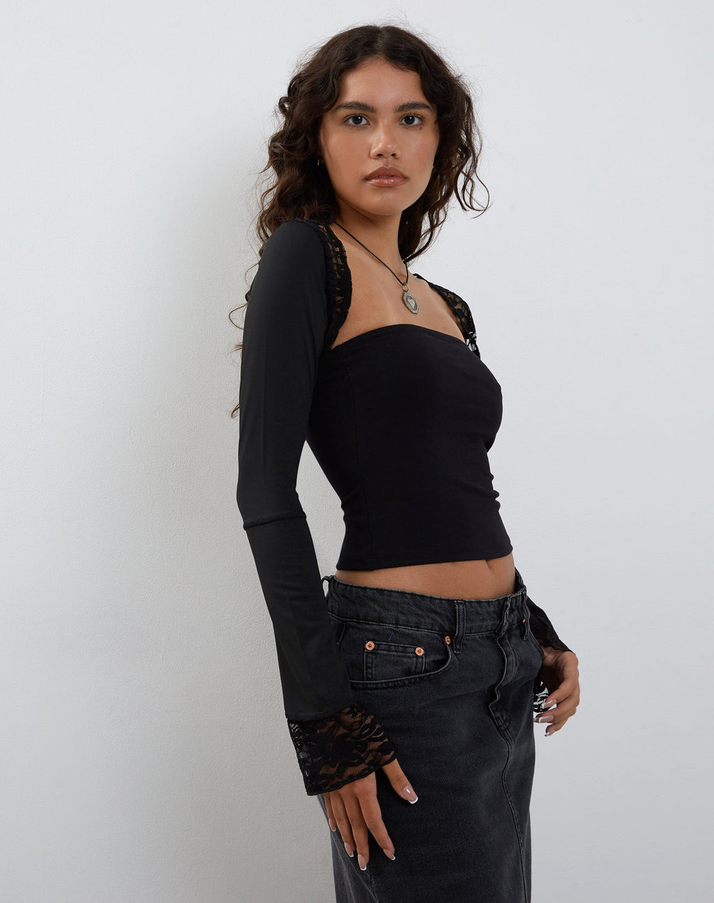 Lenny Lace Shrug Top in Slinky Black mit schwarzem Spitzenbesatz