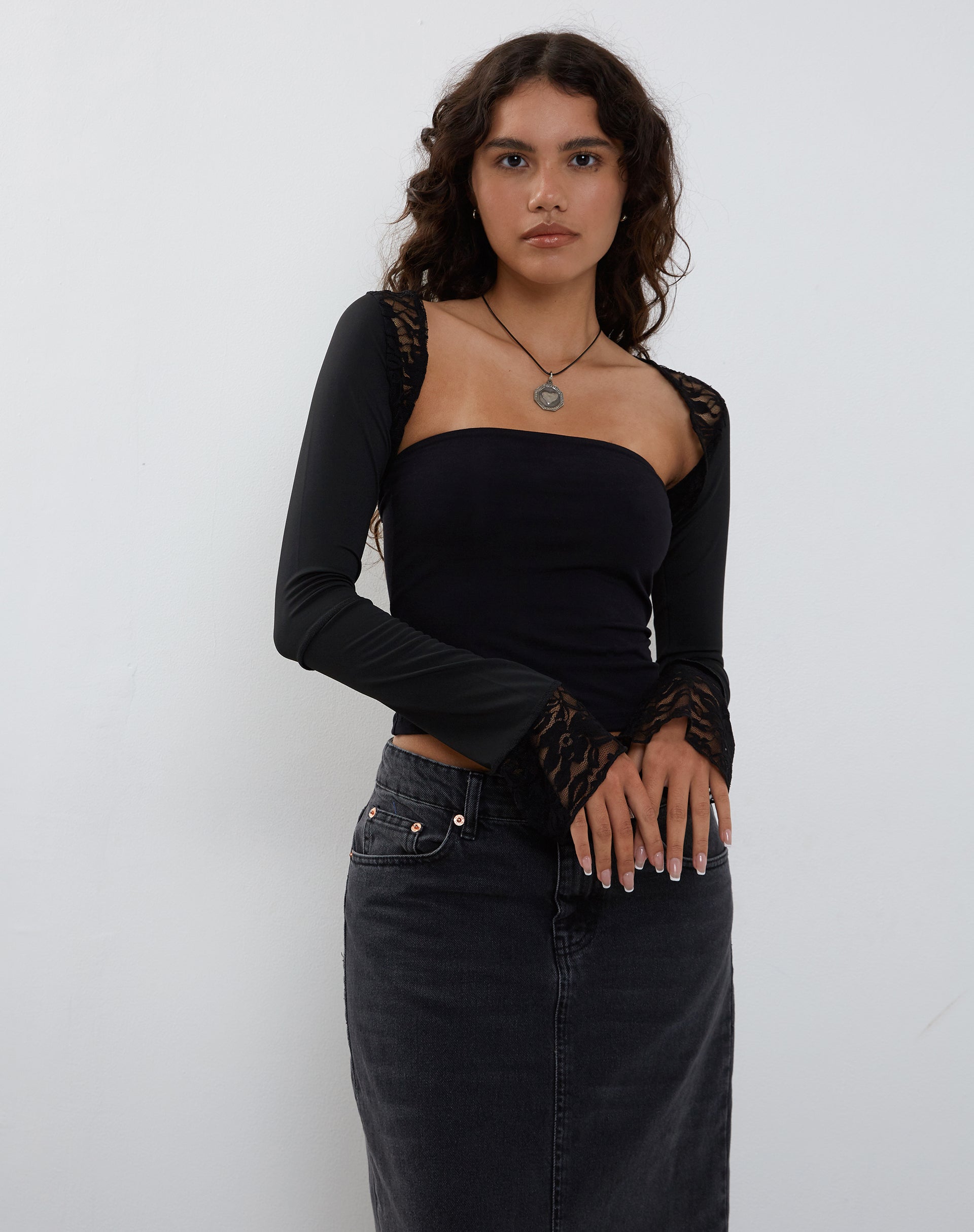 Image of Lenny Lace Shrug Top in Schwarz mit weißem Spitzenbesatz