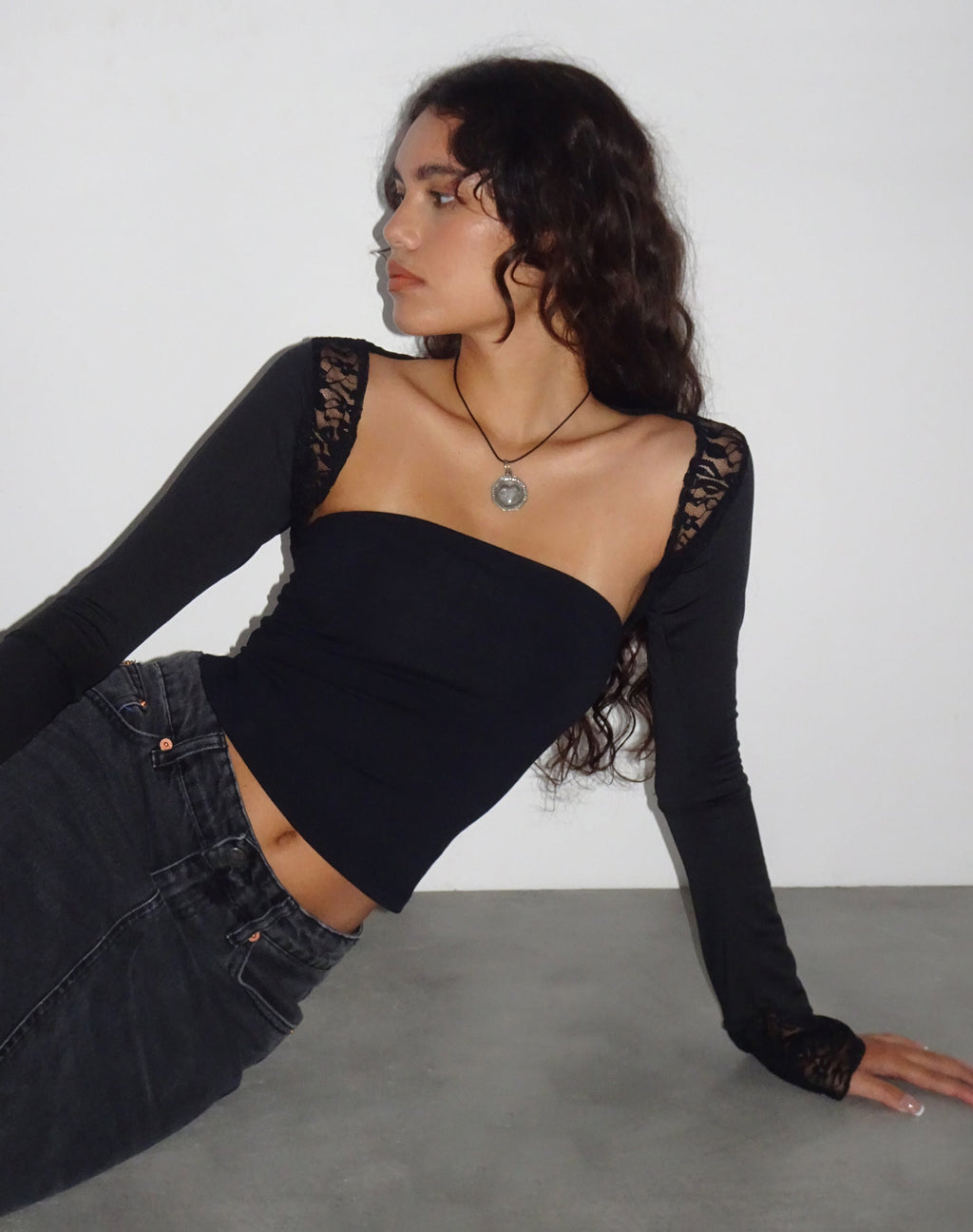 Lenny Lace Shrug Top in Slinky Black mit schwarzem Spitzenbesatz