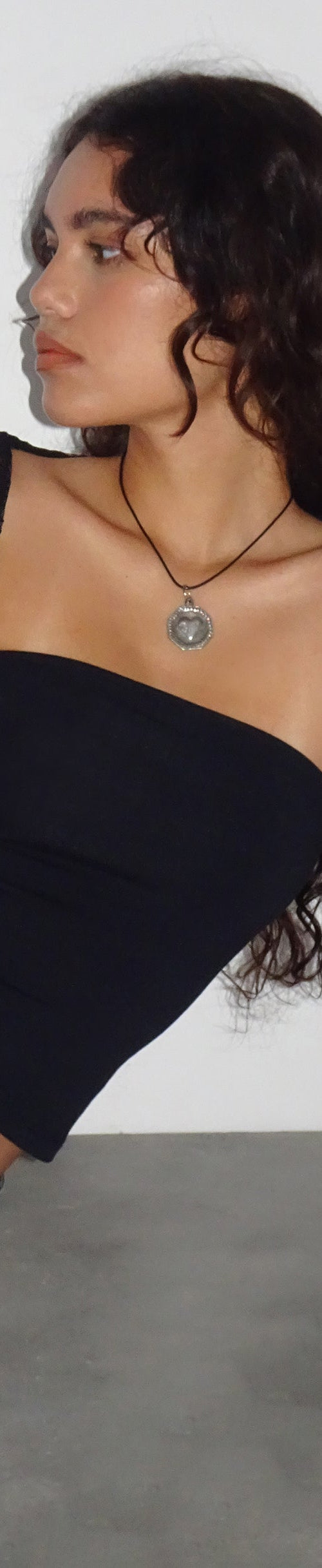 Image of Lenny Lace Shrug Top in Schwarz mit weißem Spitzenbesatz