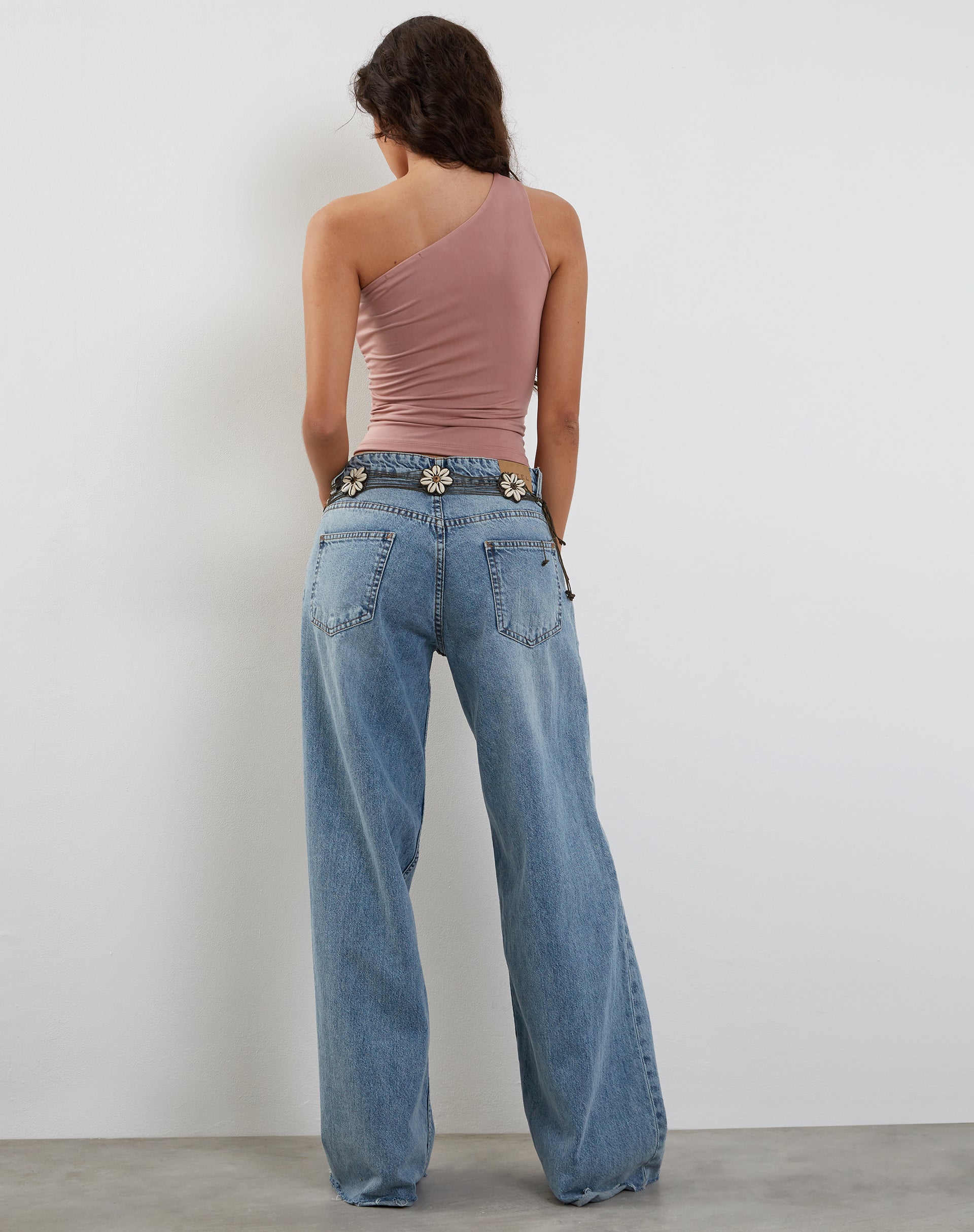 Bild von Letitia O Ring One Shoulder Crop Top in Dusty Pink