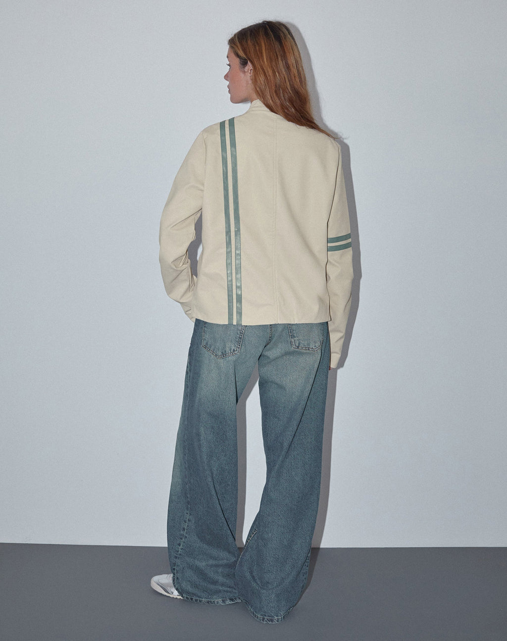 Lewis Jacke aus cremefarbenem PU mit blauen Streifen