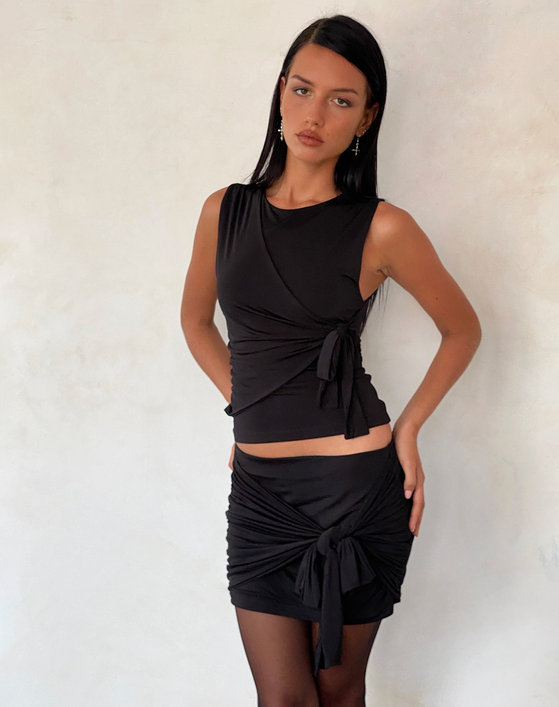 Bild von Leylani Bow Detail Top in Slinky Schwarz
