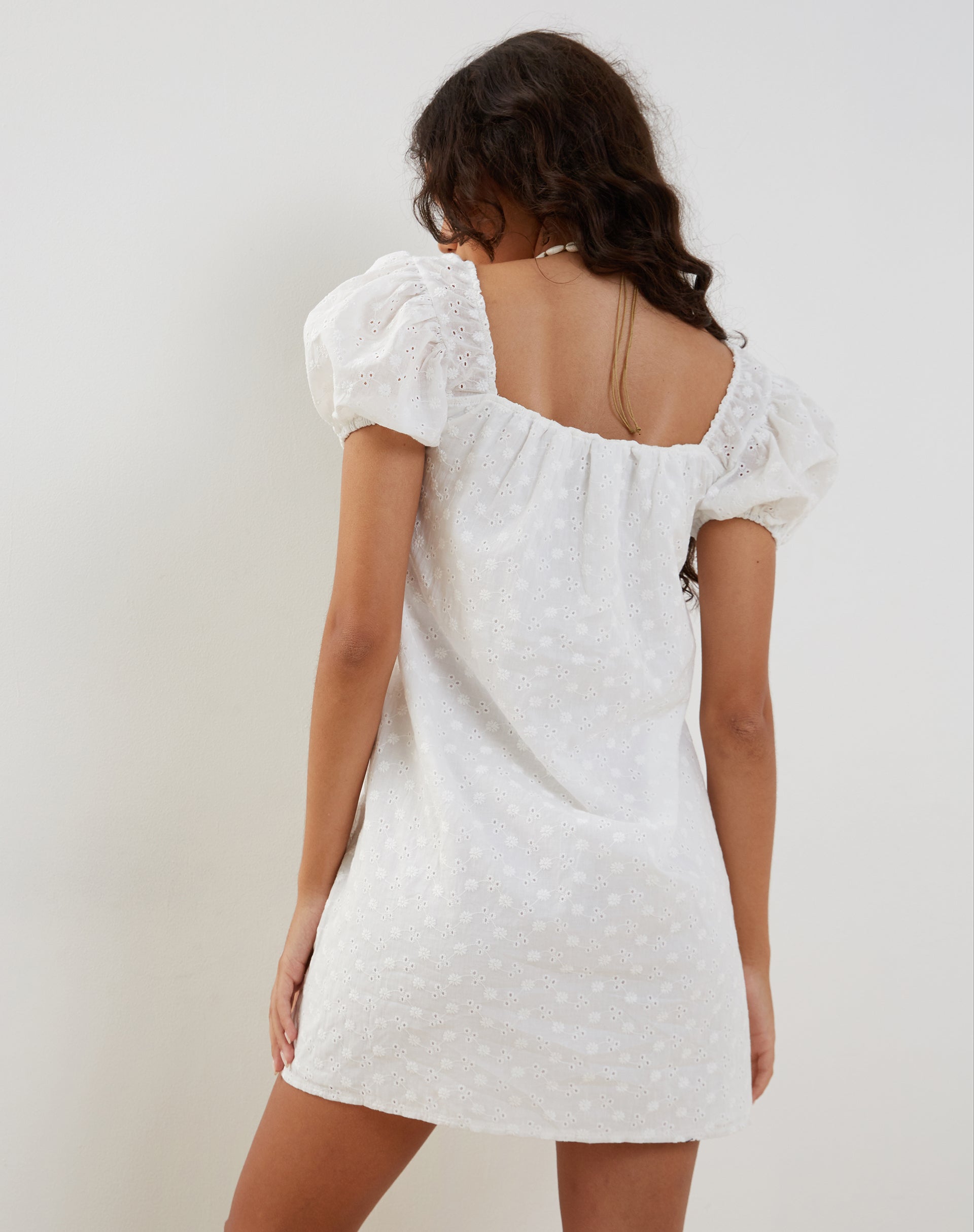 Bild von Leyona Broderie-Minikleid in Weiß