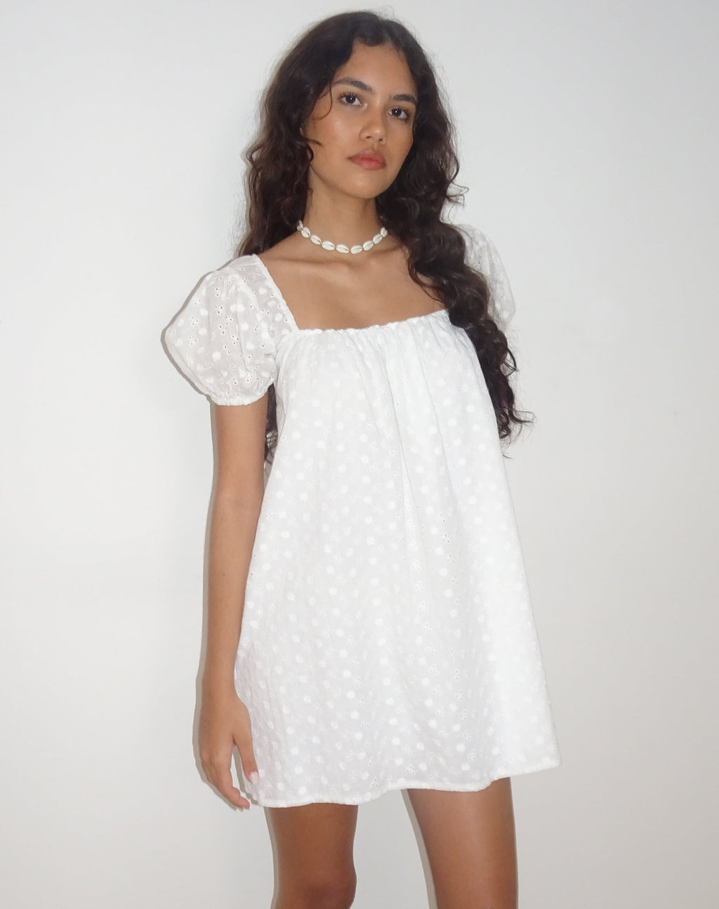 Leyona Broderie-Minikleid in Weiß