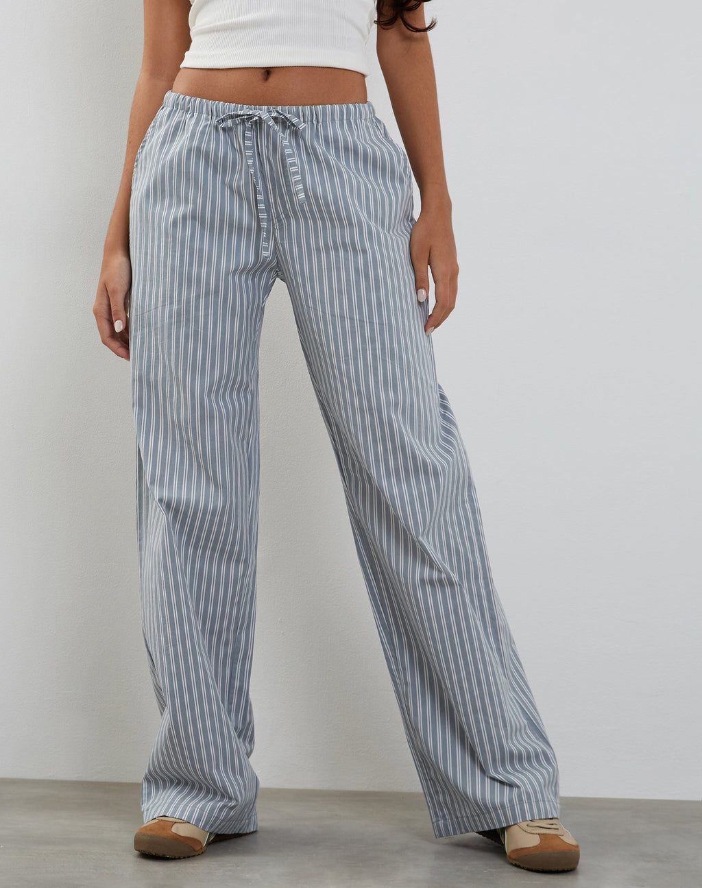 Lirura Hose mit weitem Bein in Grau mit weißen Streifen