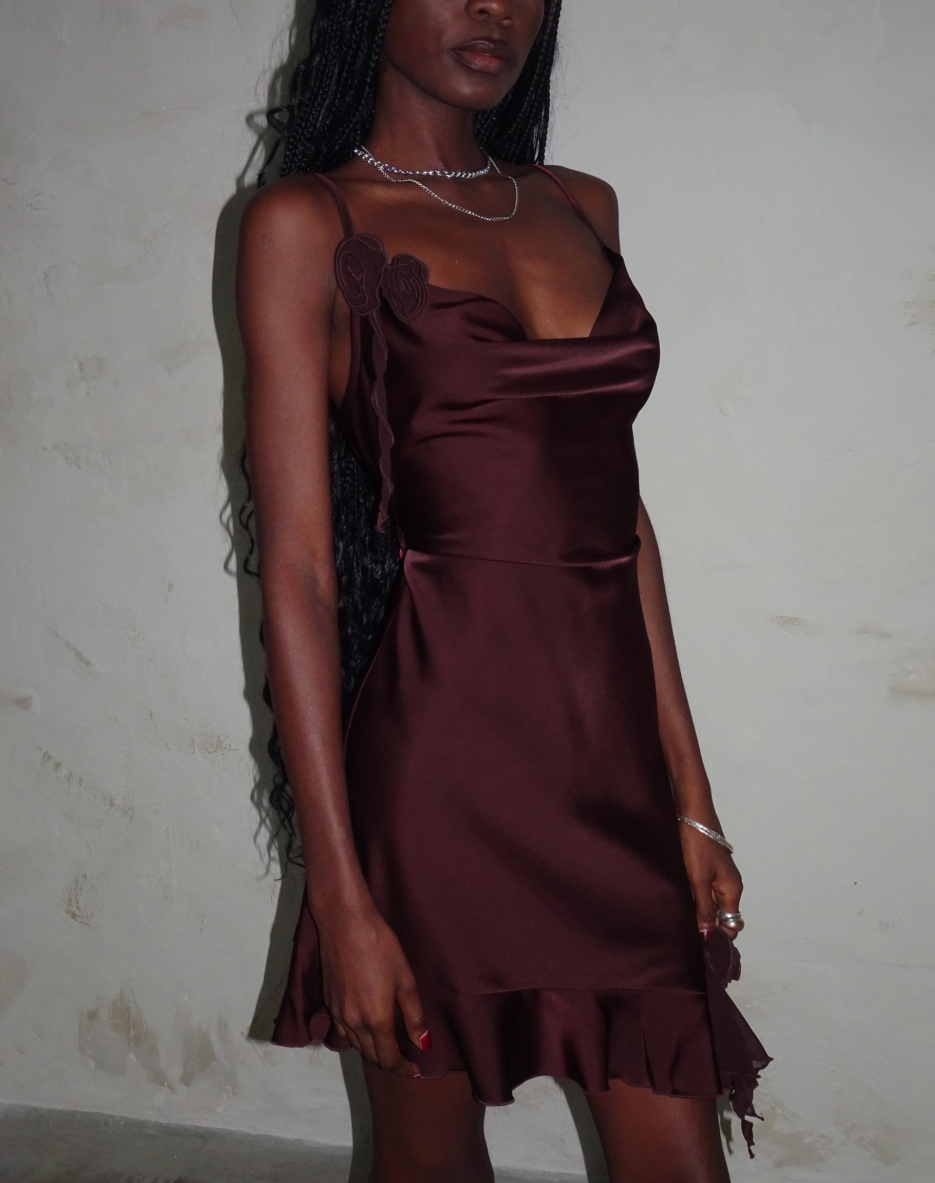 Bild von Litera Ruffle Mini Dress in Deep Plum mit Rosette