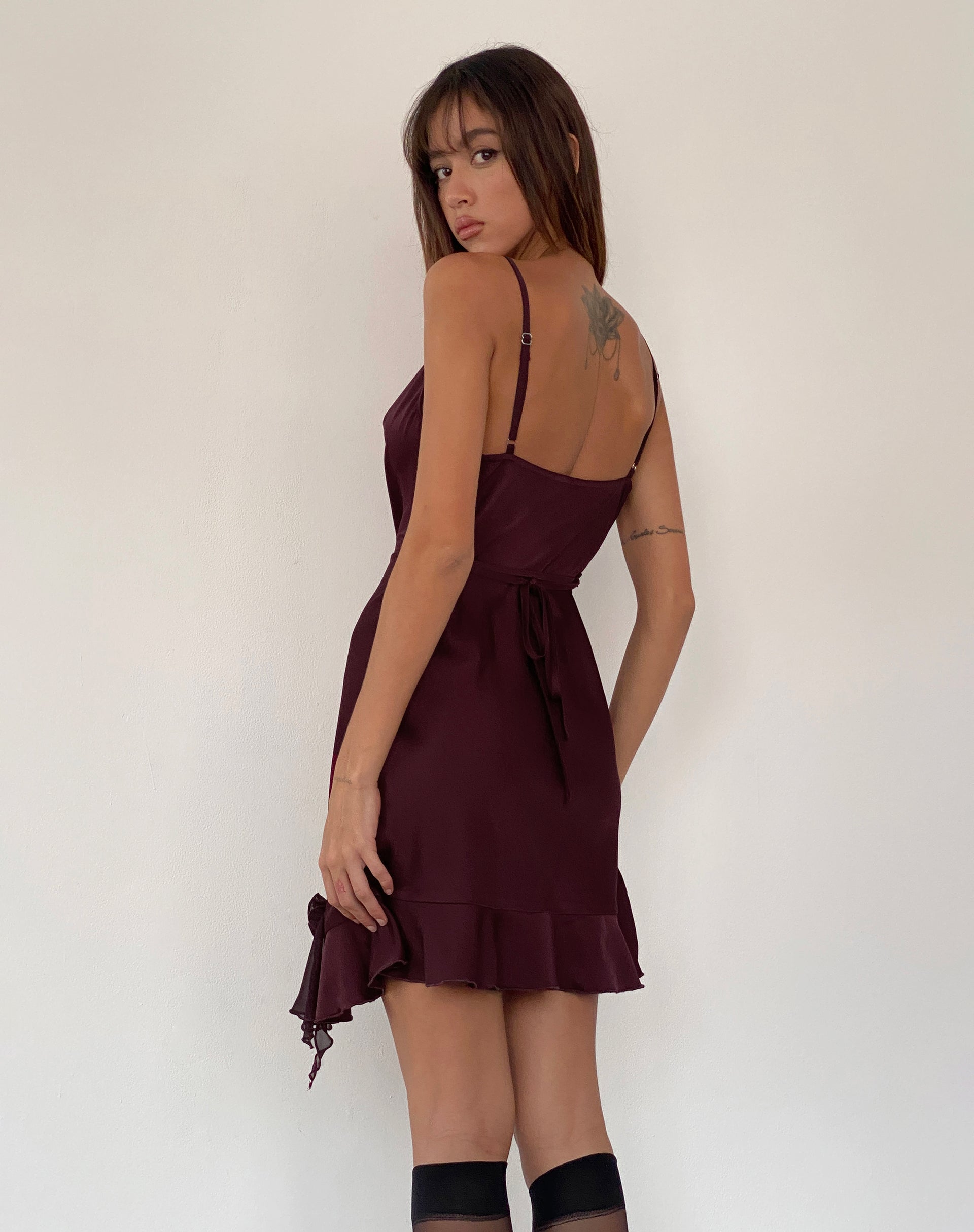 Bild von Litera Ruffle Mini Dress in Deep Plum mit Rosette